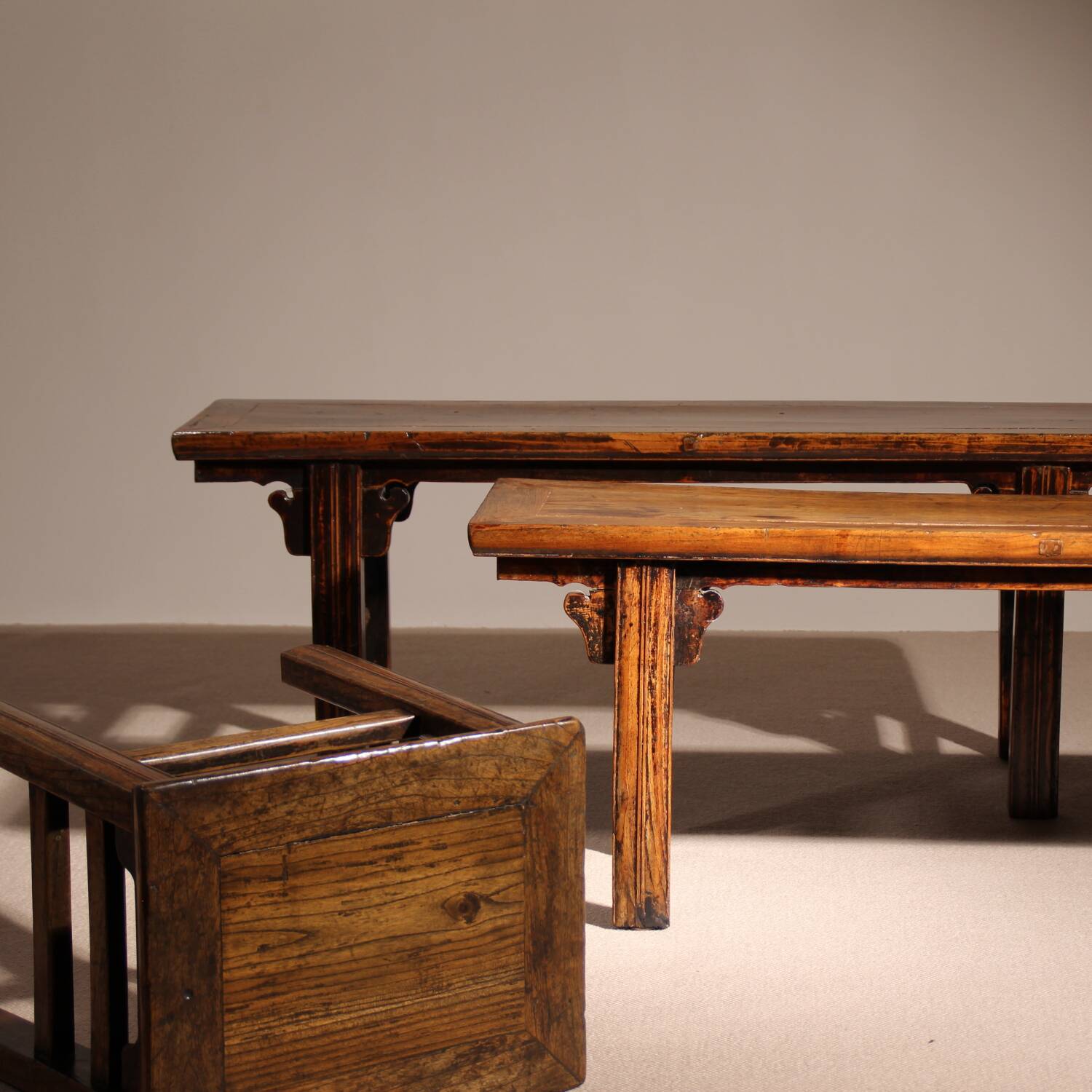 Ensemble de banc, tabouret et table basse 'Wabi Sabi' primitif en chêne massif.