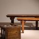 Ensemble de banc, tabouret et table basse 'Wabi Sabi' primitif en chêne massif.