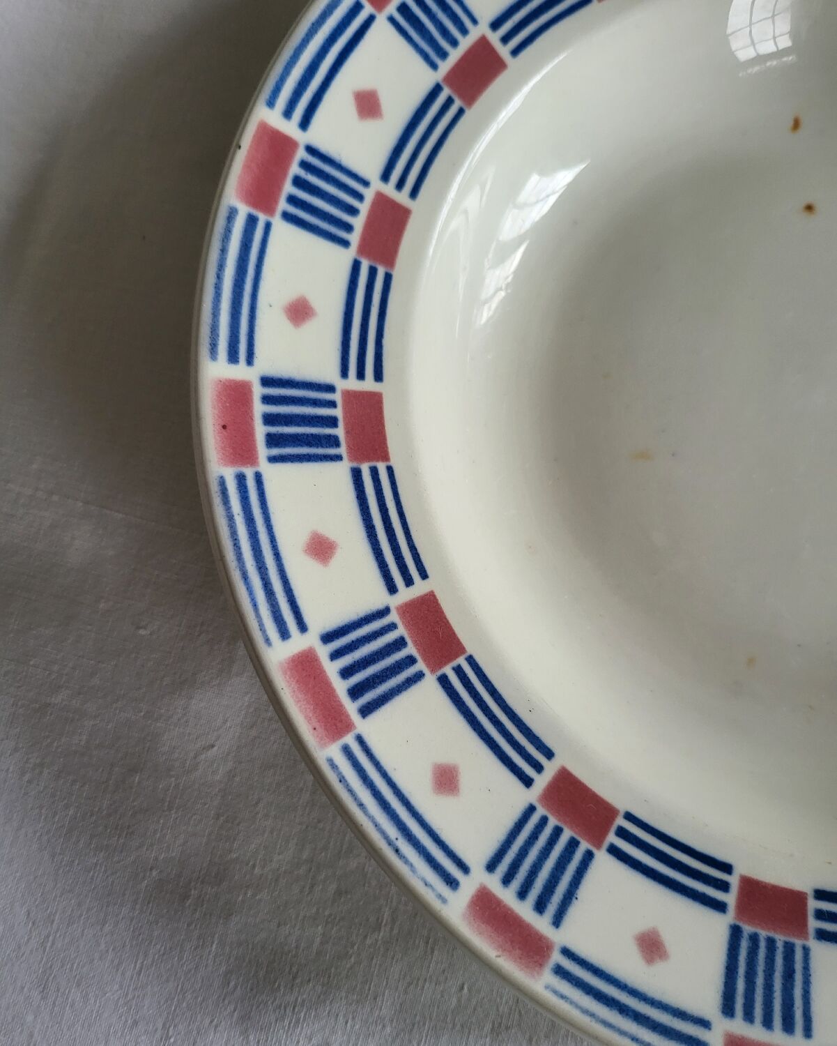 Set of 4 Vincennes earthenware soup plates, Paris.