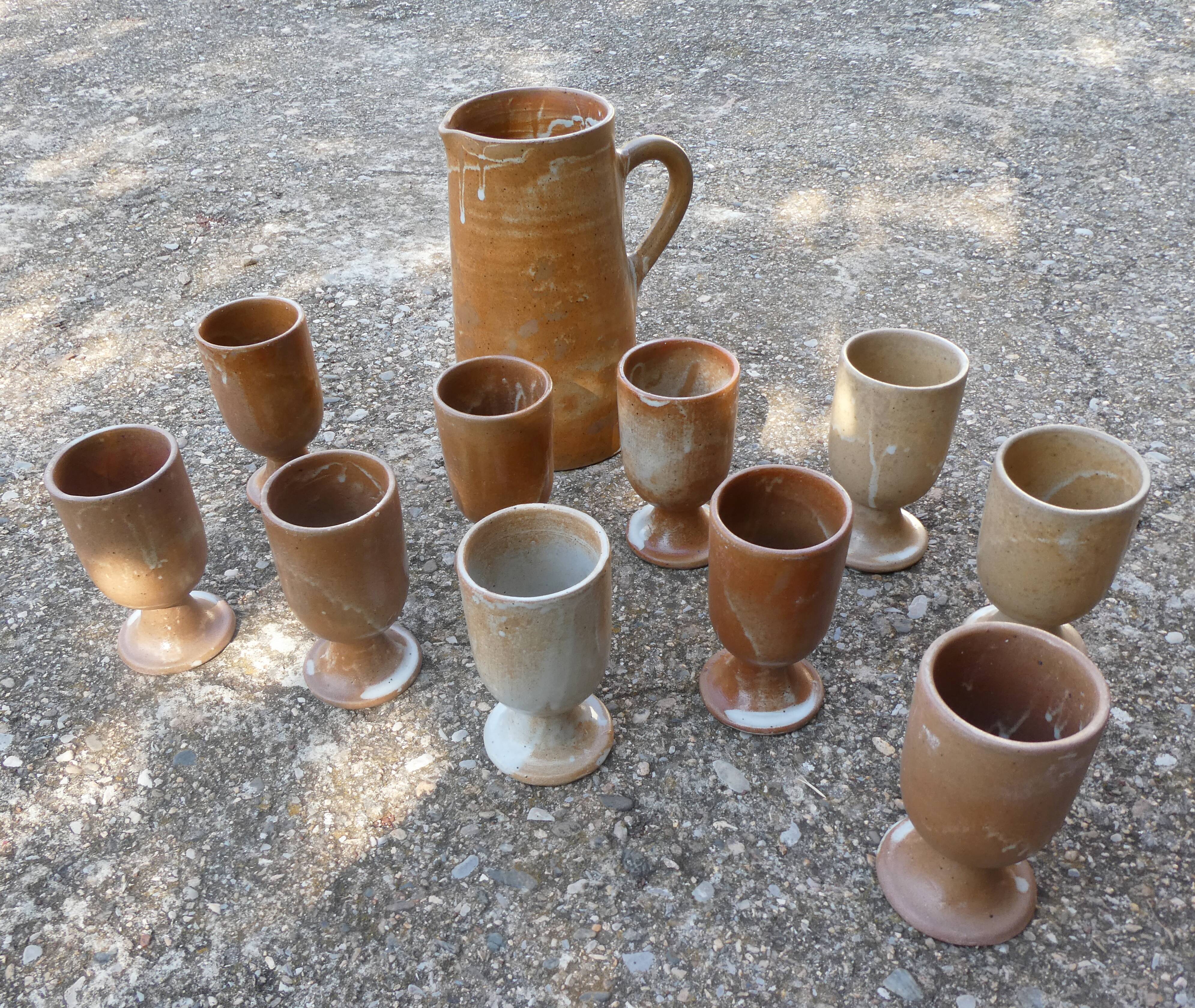 Service mazagrans and decanter in enamelled stoneware.