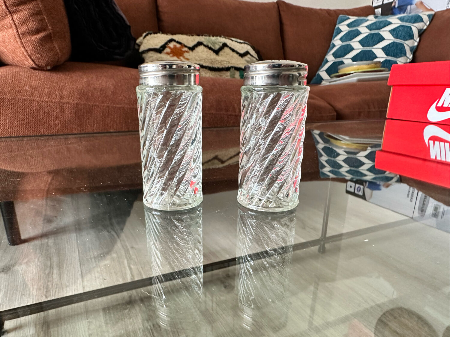 Salière et poivrière vintage en verre