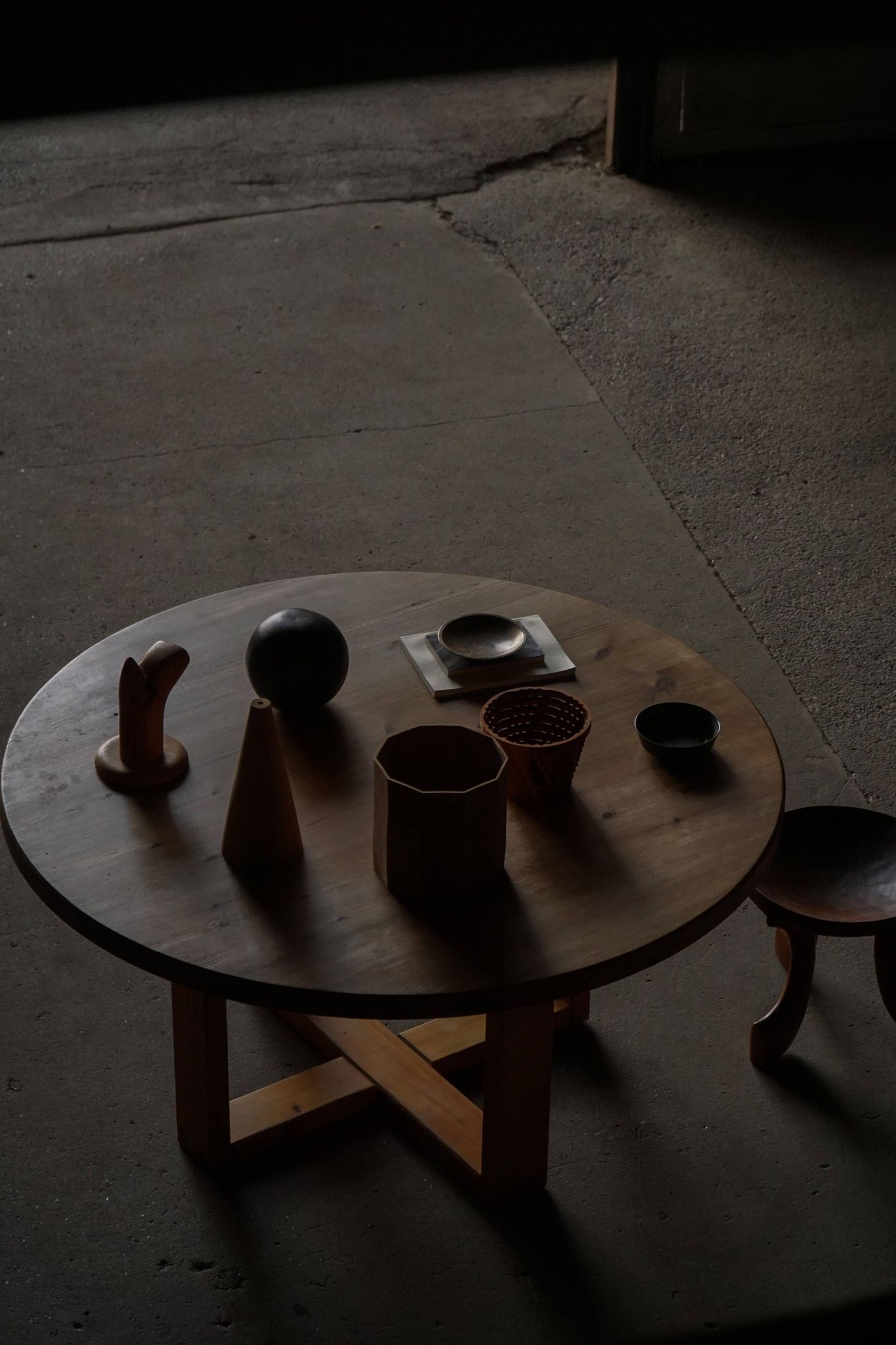 Round table in pine by Roland Wilhelmsson, mid-20th century.