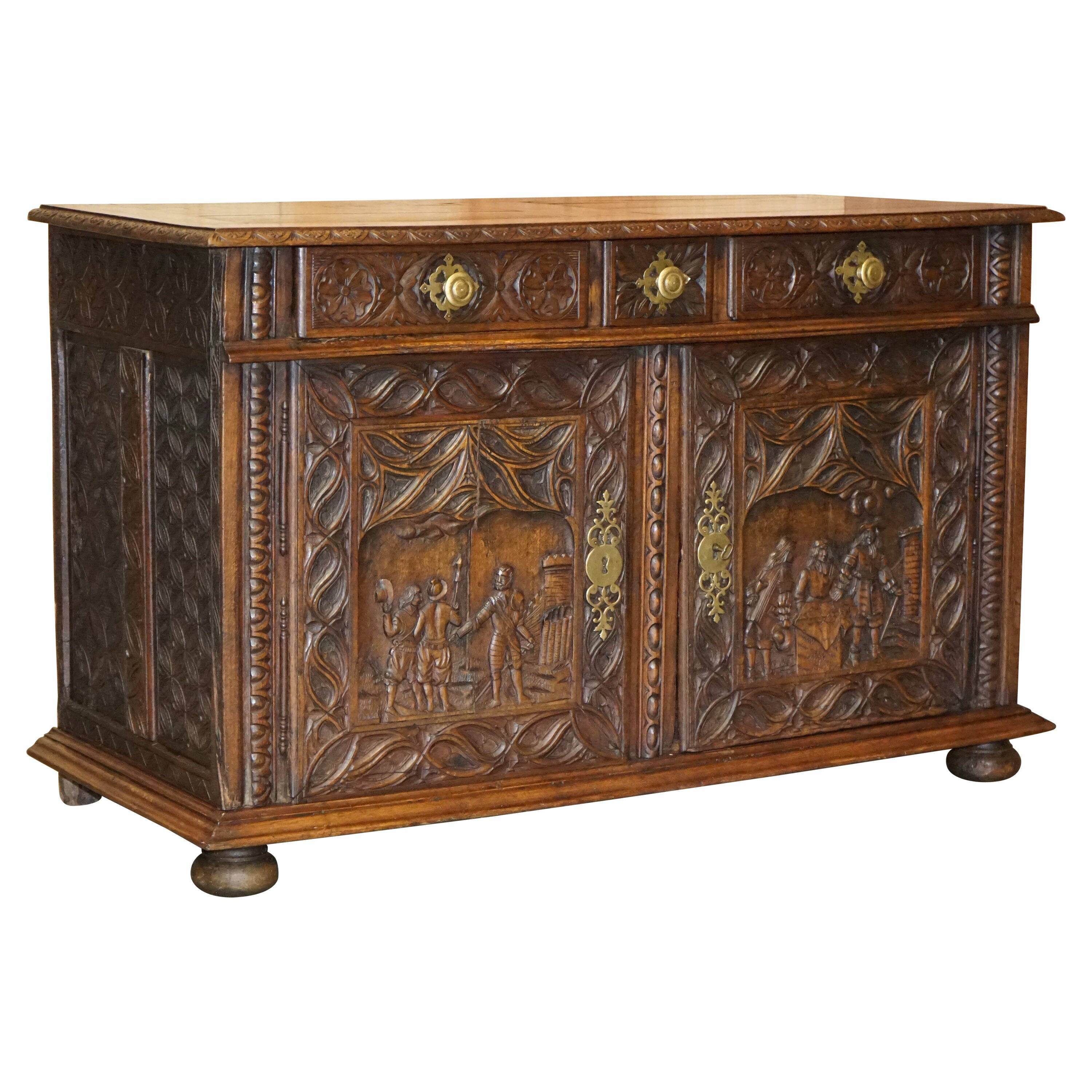 Buffet Continental en Chêne Sculpté Circa 1800 avec Panneaux Militaires