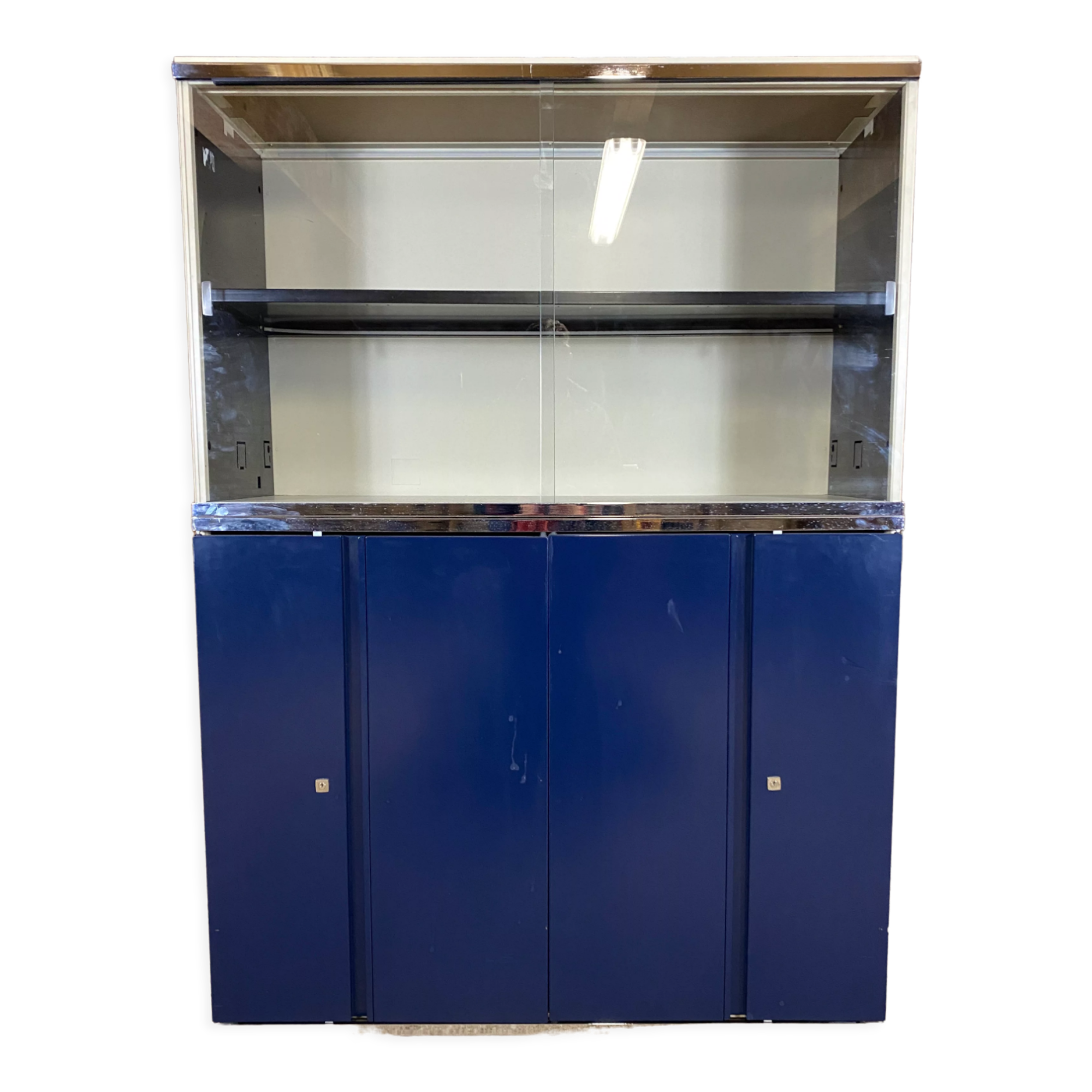 Filing cabinet with suspended back