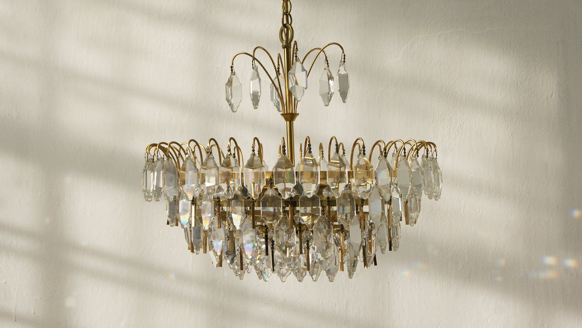 Lustre en laiton et cristal du milieu du siècle de Palwa