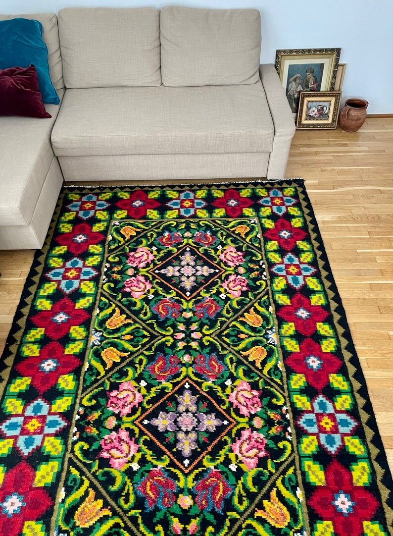 Oltenian floral rug, handwoven in wool, Romania