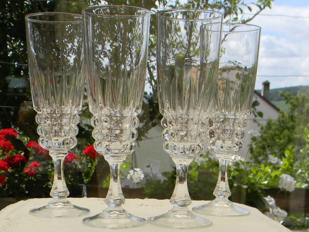 Set of 4 champagne flutes in arques crystal. model pompadour.
