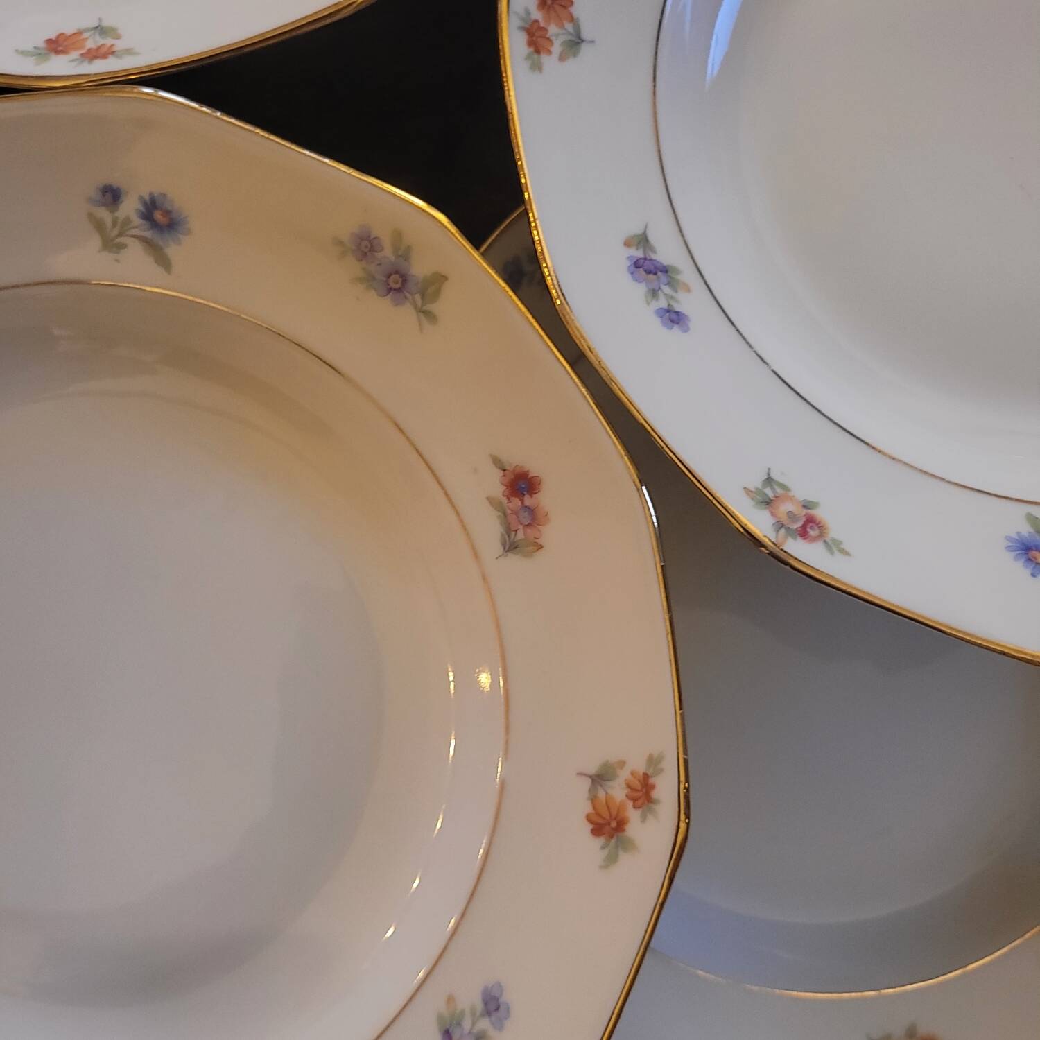 Porcelain soup plates - Decorated with small flowers and a gold rim