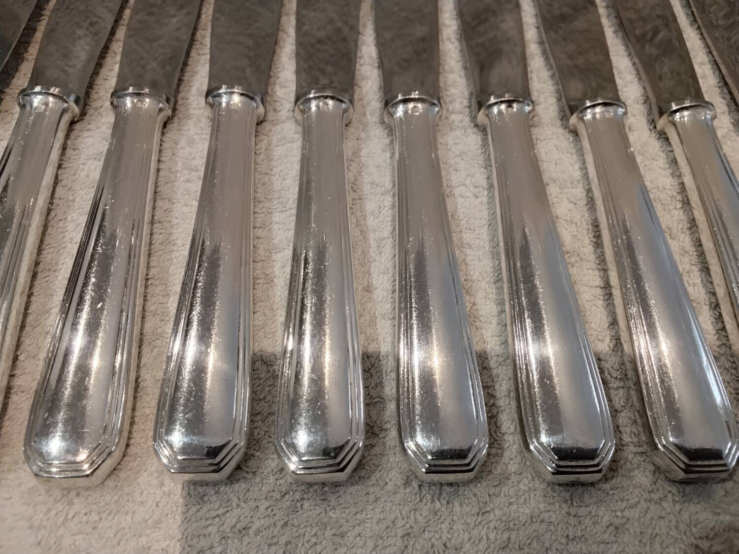 12 silver-plated table knives by Christofle America, 24.5cm