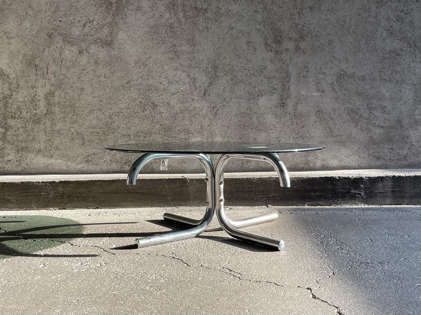 Table basse ronde en métal chromé et verre fumé,1970s