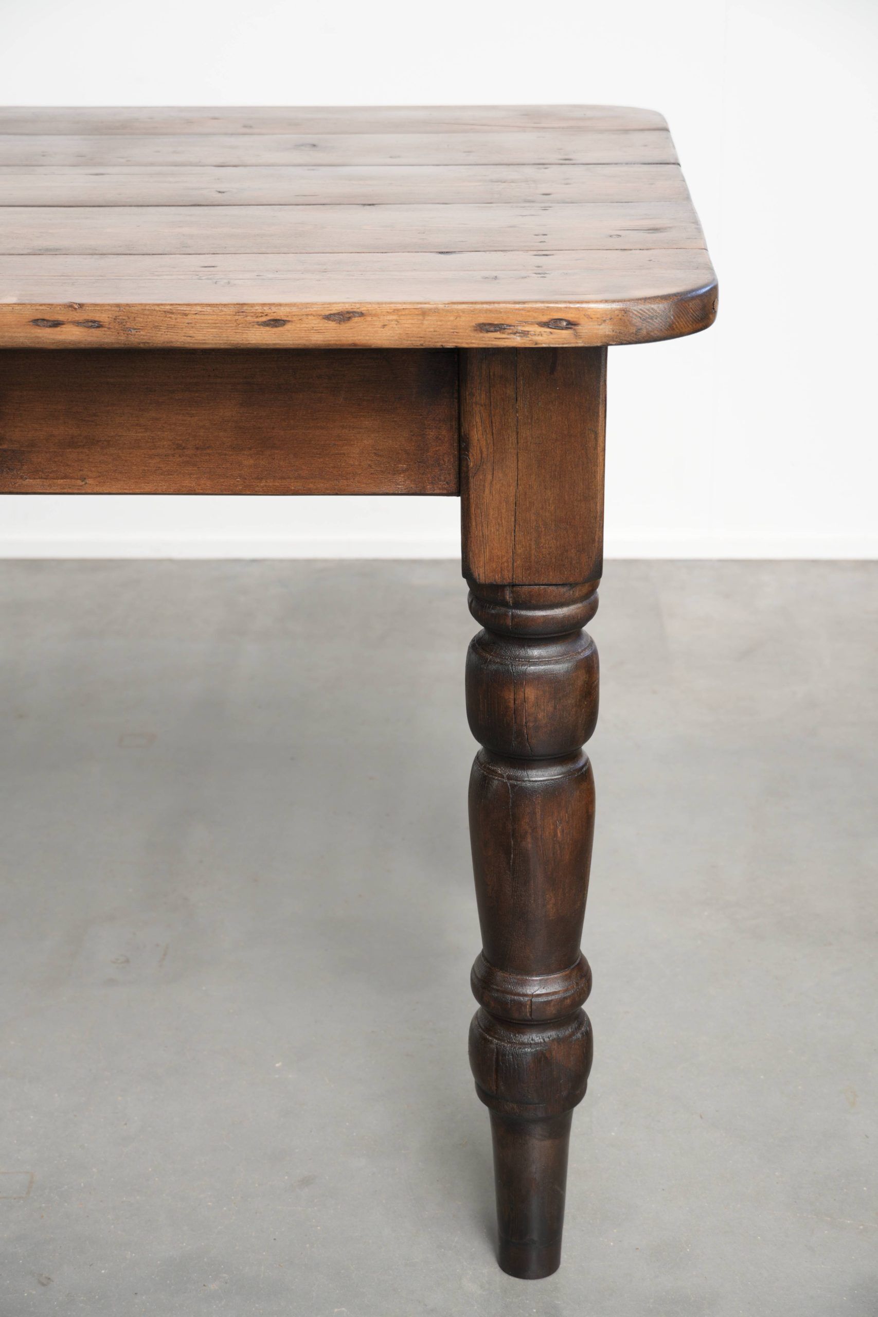 Antique English 19th-century farmhouse dining table made of pinewood