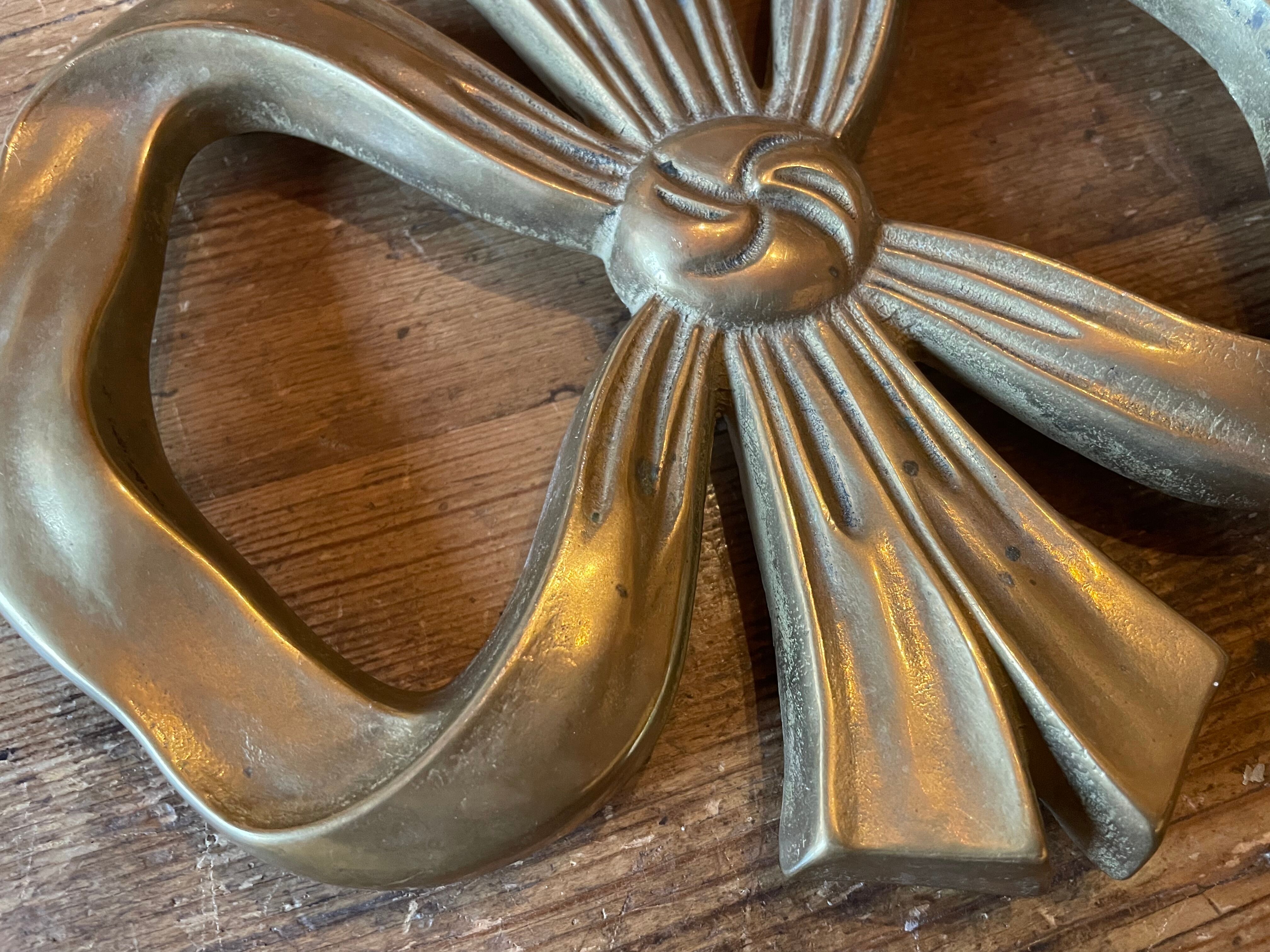 Brass knot table mat