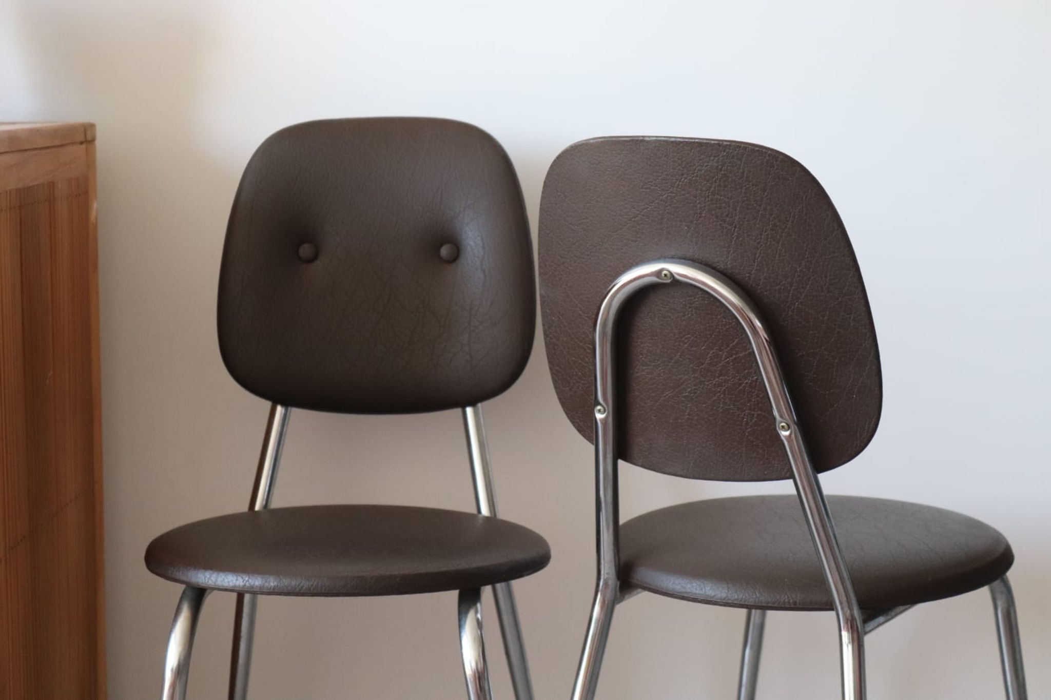 2 chaises années 70 en skaï chocolat et métal chromé