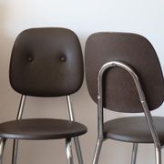 2 chaises années 70 en skaï chocolat et métal chromé