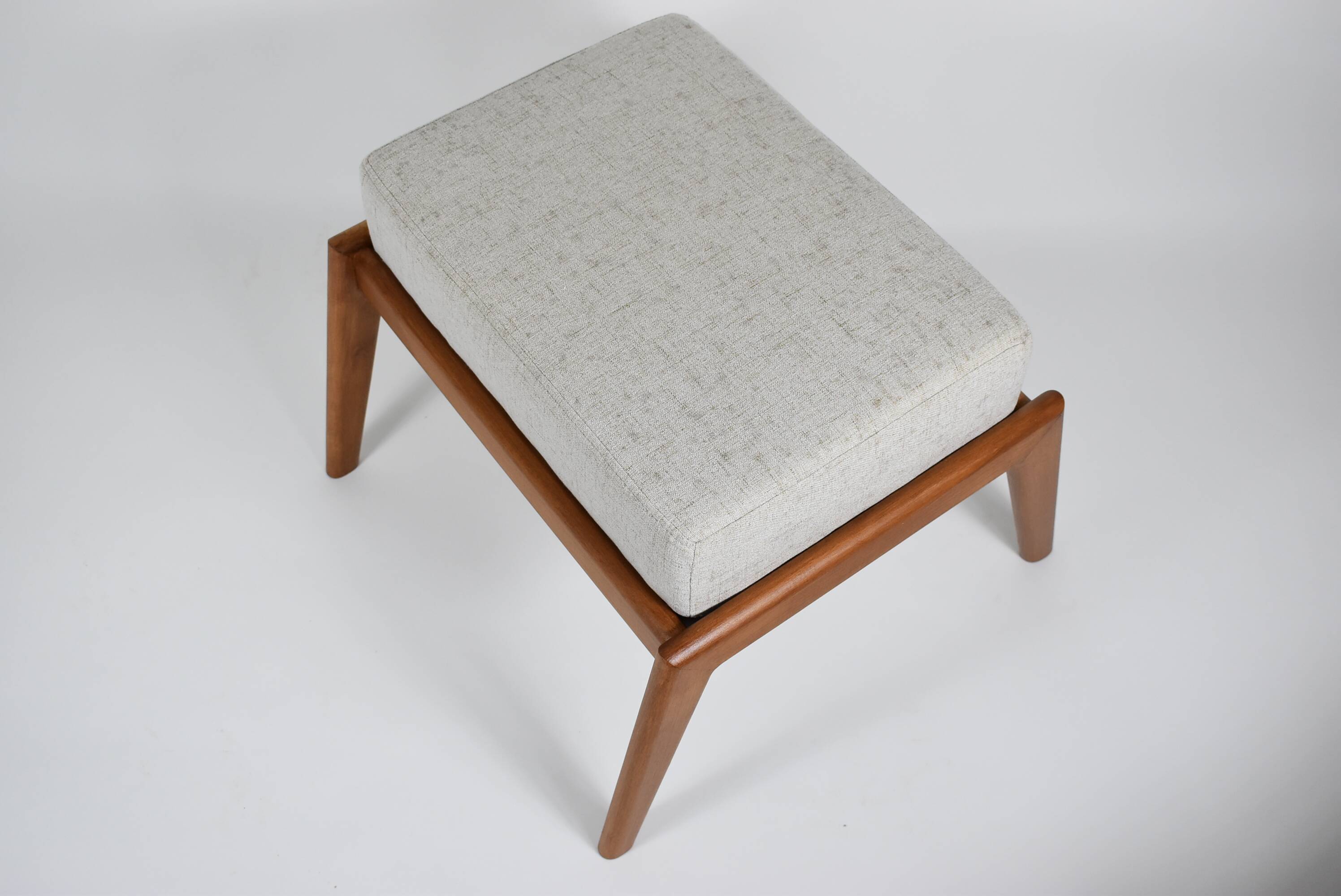 Fauteuil scandinave restauré avec repos-pieds, icône des années 60, tissu marron, teck