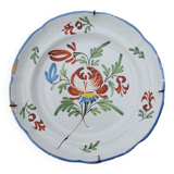 Old earthenware plate with wall support: floral decor