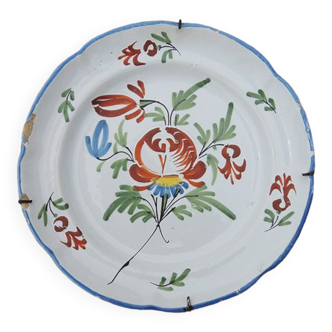 Old earthenware plate with wall support: floral decor