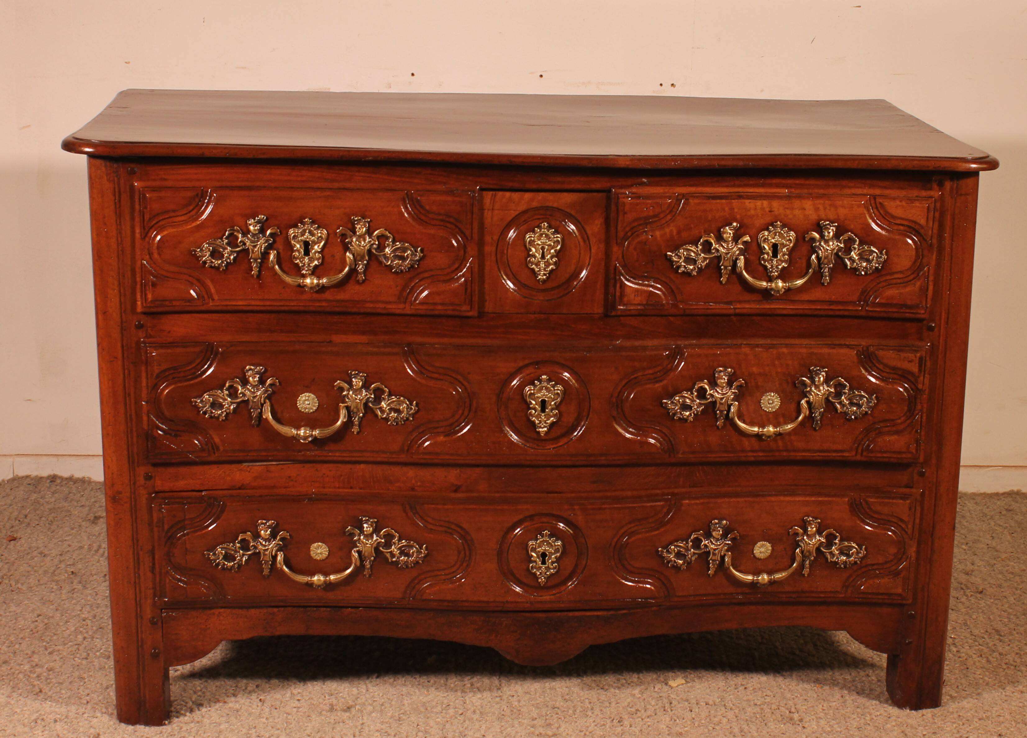 Parisian Regency Period Walnut Chest of Drawers - 18th Century