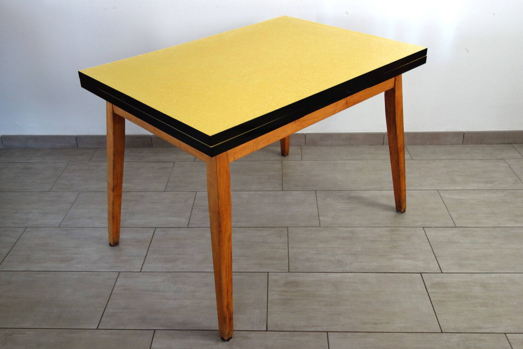 Table formica jaune et pieds bois années 50