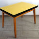 Table formica jaune et pieds bois années 50