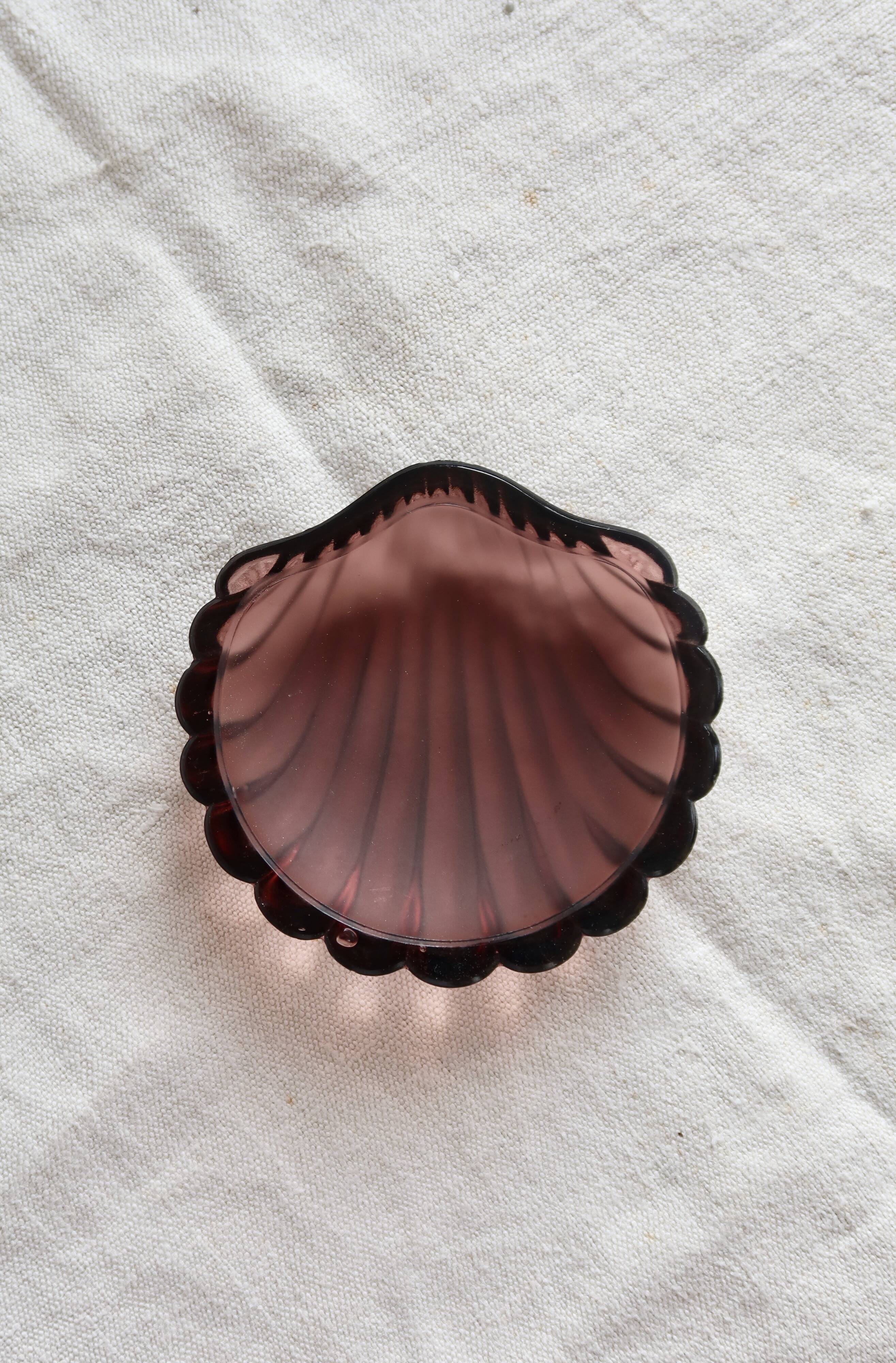 Vintage shell-shaped glass bowl in purple.