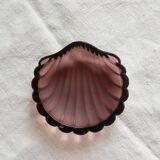 Vintage shell-shaped glass bowl in purple.