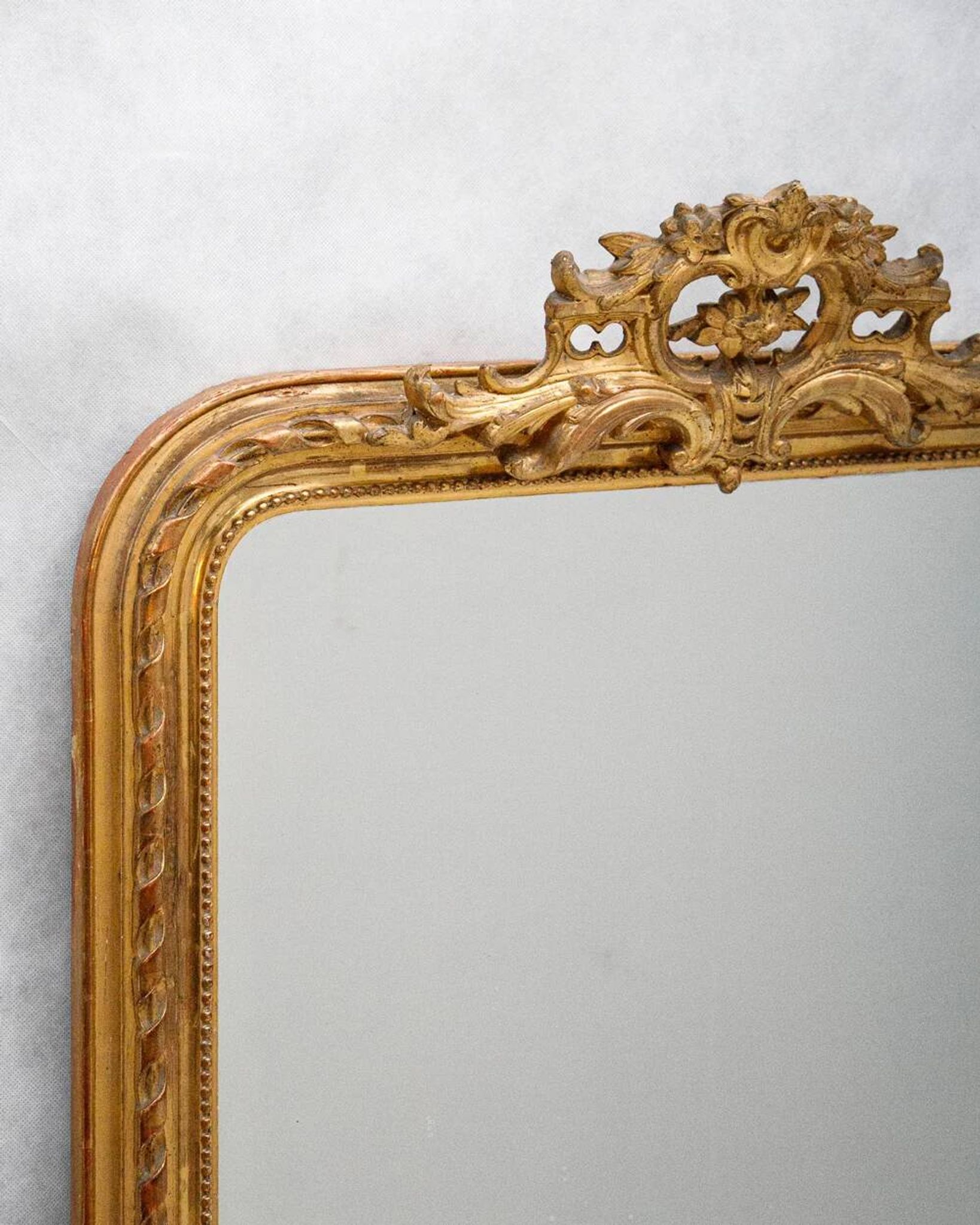 Louis-Philippe mirror from the 19th century with a ribbon trompe-l'œil frame.