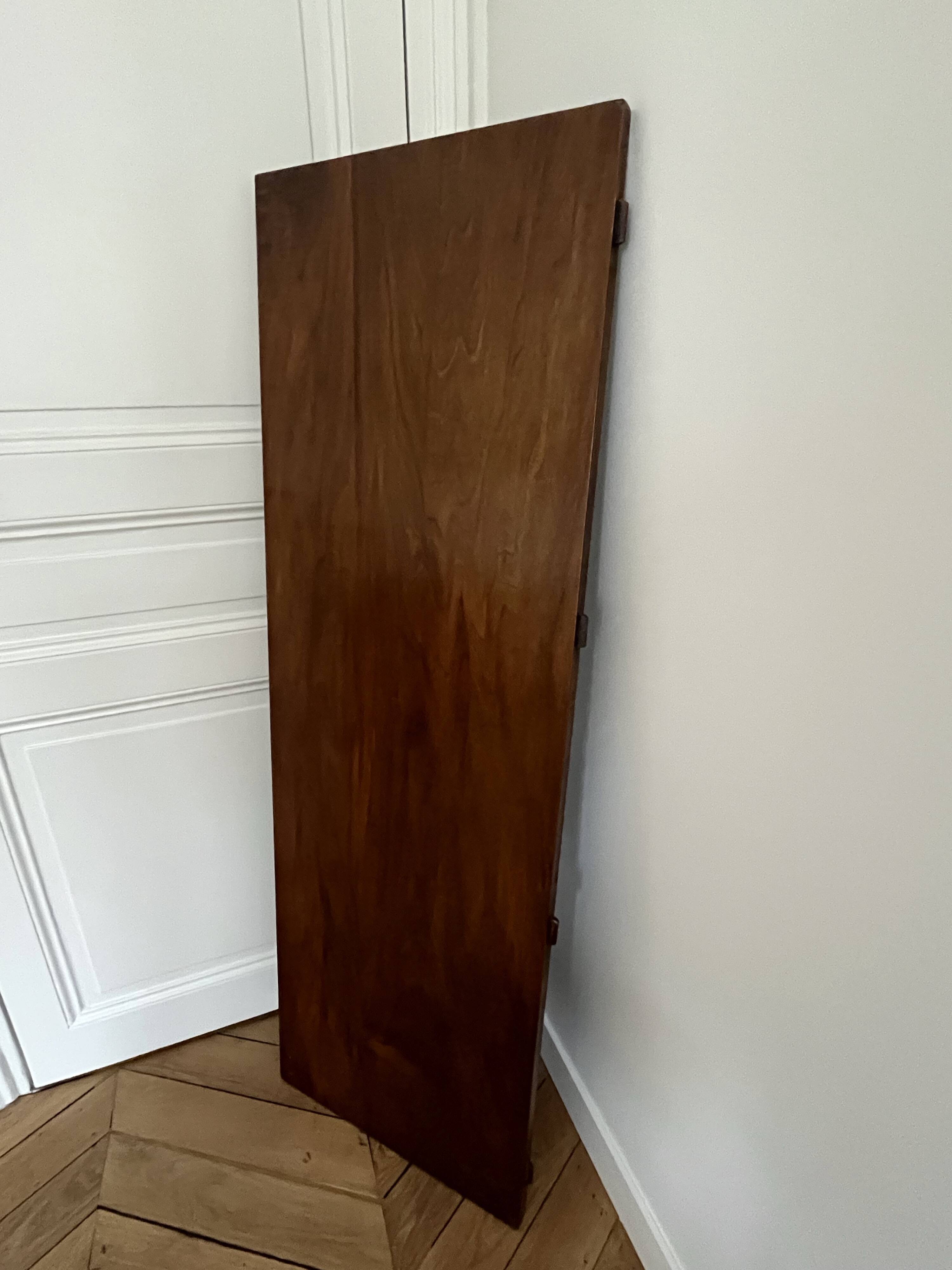 Large oval table from the early 19th century in walnut, 3.17m with extensions.