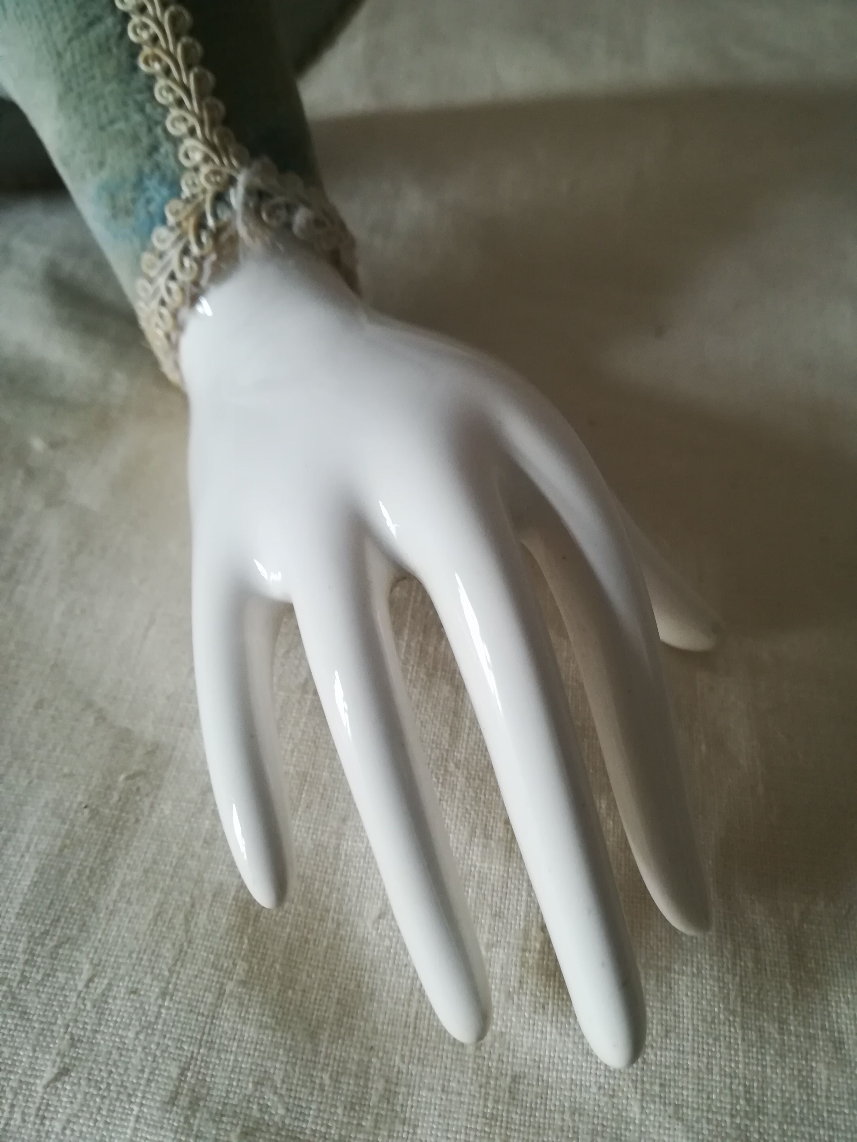 Baguier soliflore hand on pedestal