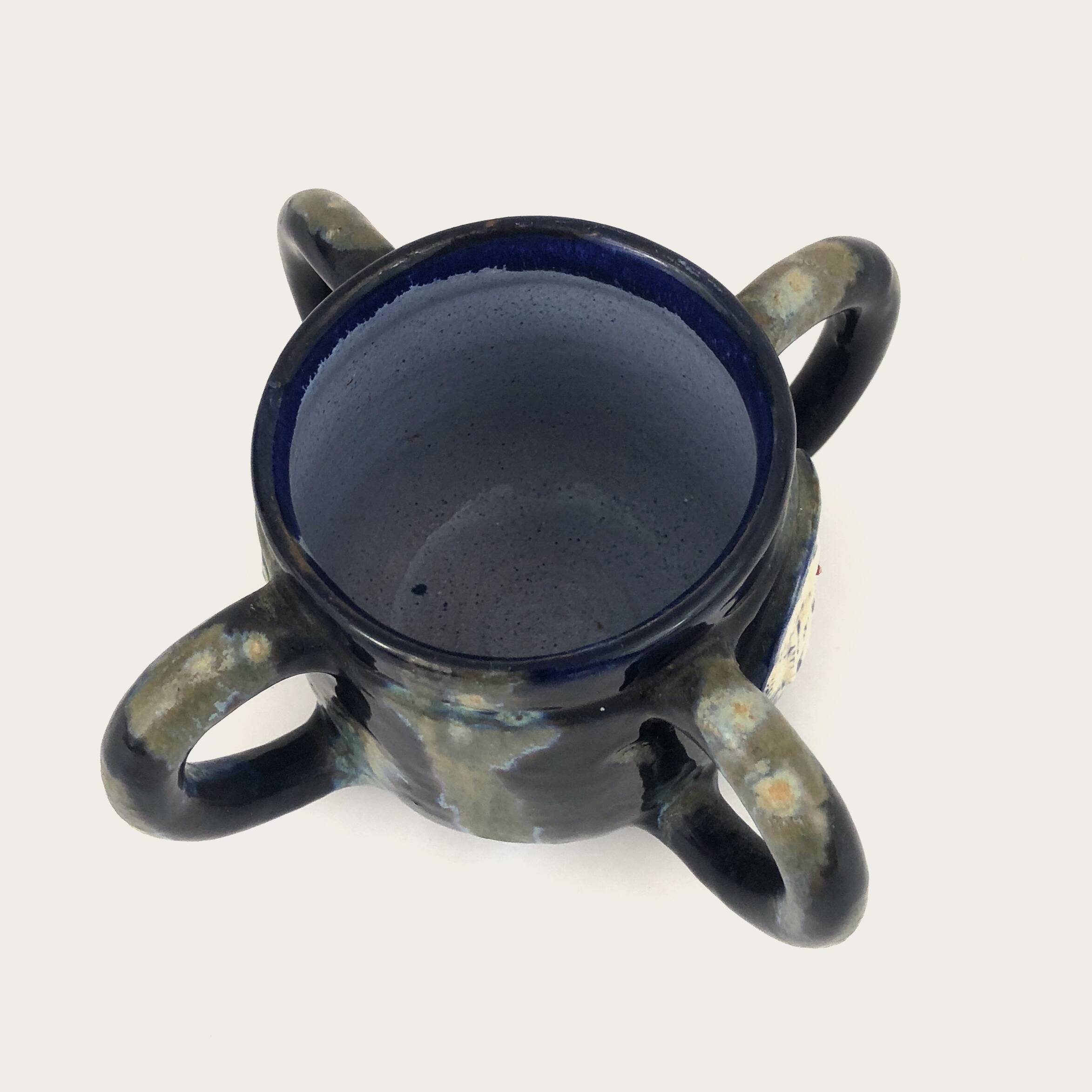 Chope ou mug quatre anses en grès ambiance nuageuse et villageoise