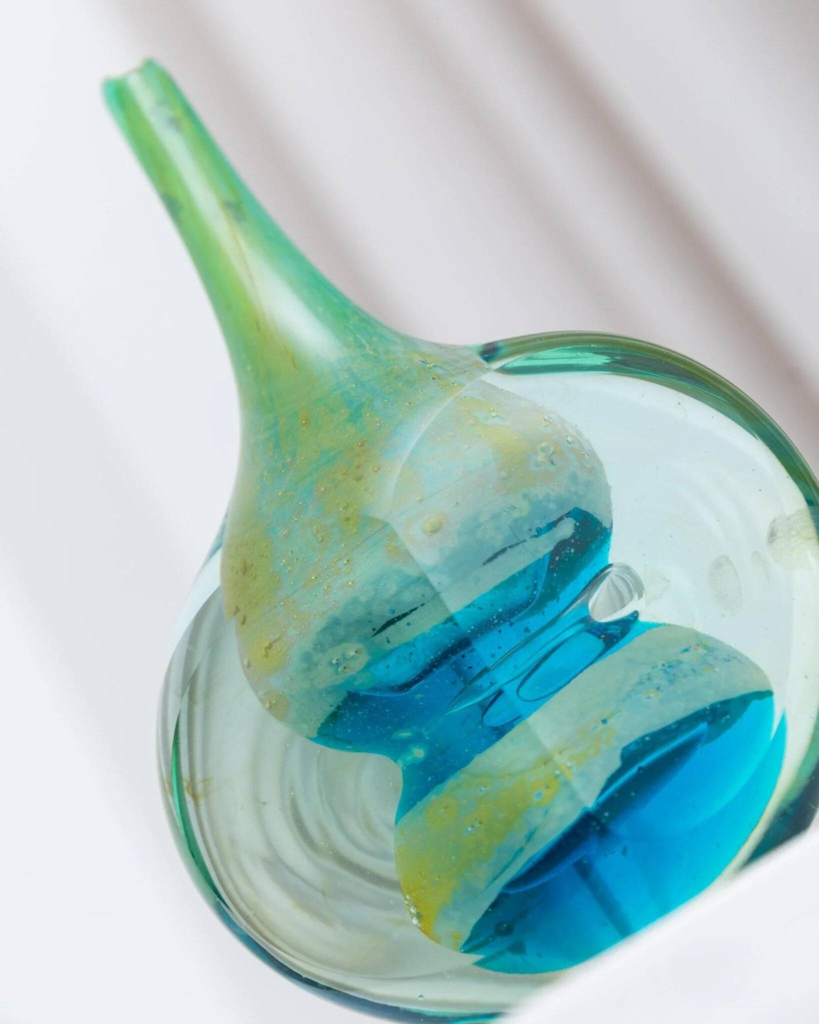 Vase lollipop vintage mdina en verre de murano soufflé à la main bleu-vert par michael harris, décor de table des années 1970.
