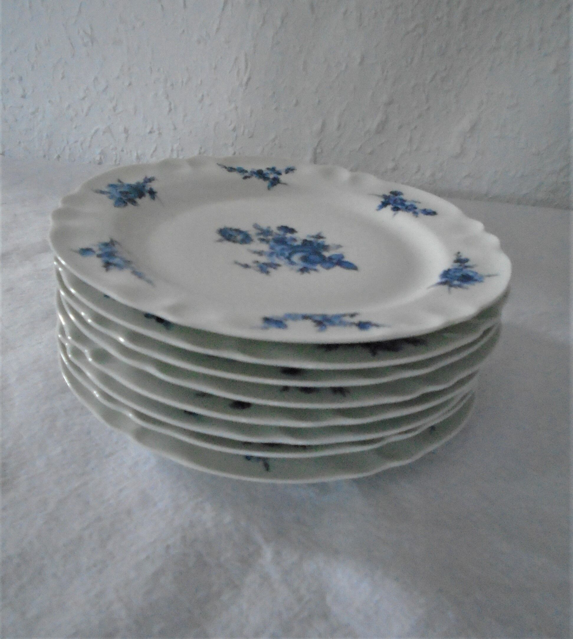 Set de 8 assiettes porcelaine de Limoges France décor fleurs bleues  diamètre 20 cm