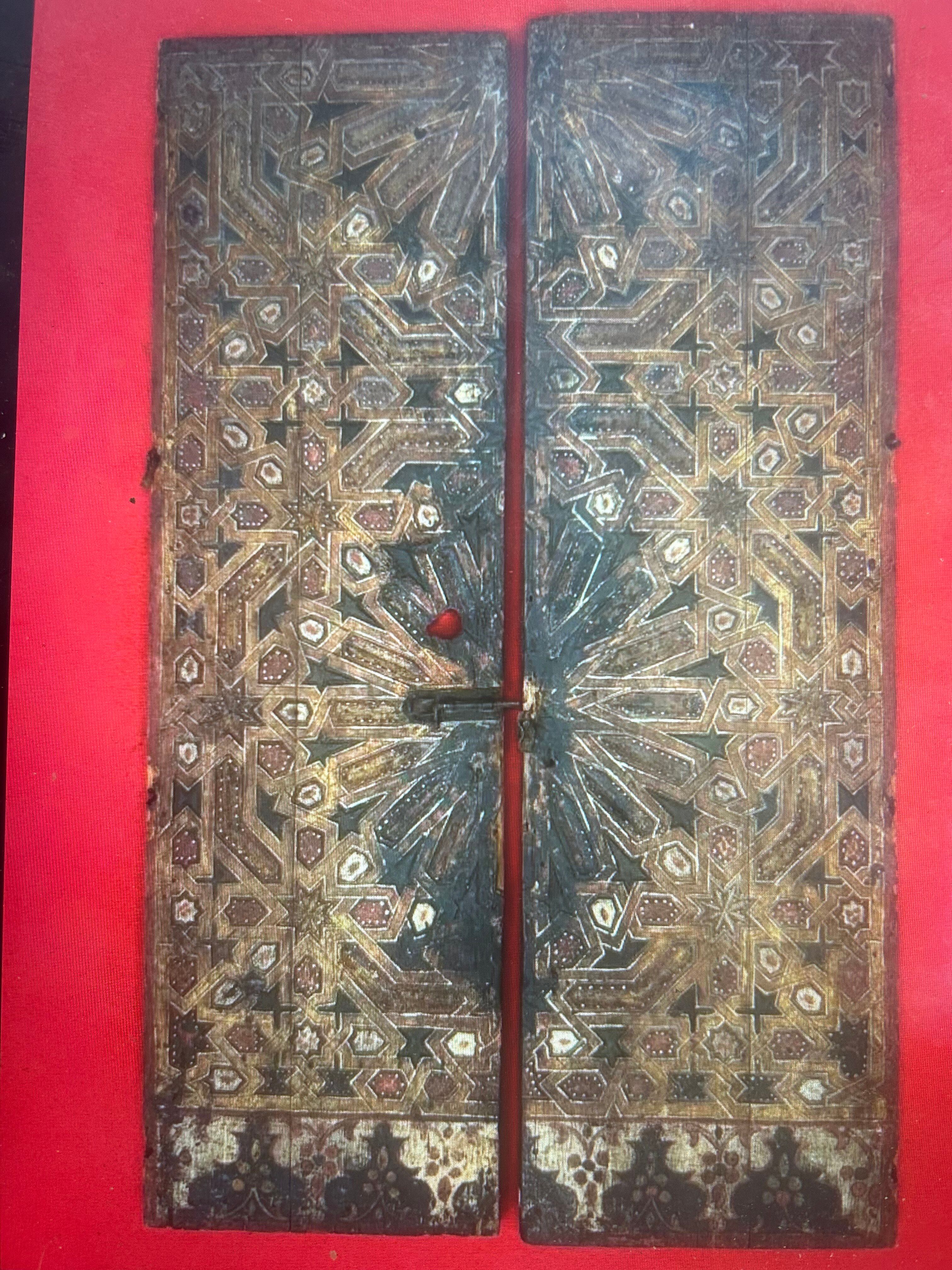 Pair of painted and carved wooden doors with a tastir motif.