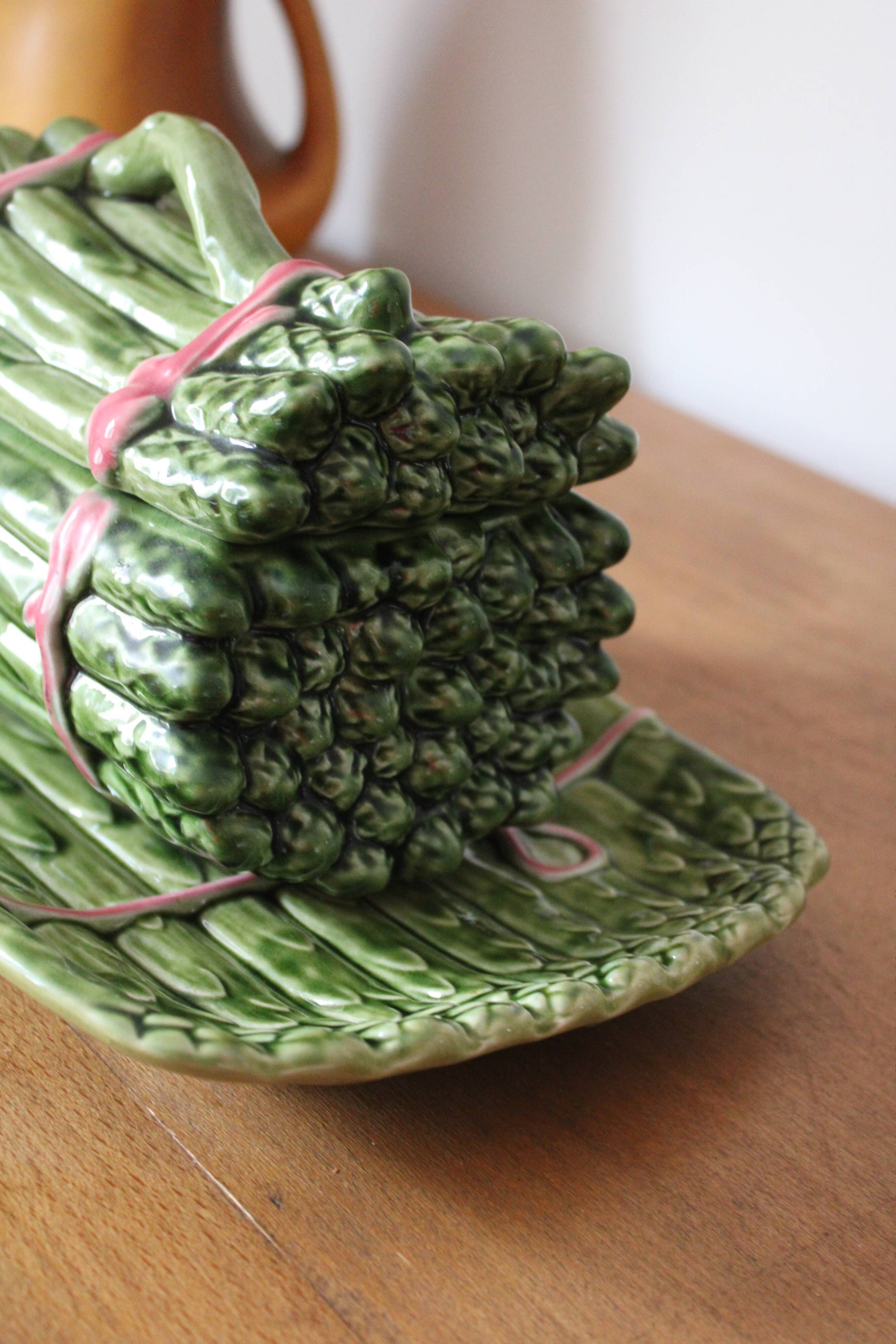 Saucer in the shape of asparagus