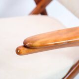 Fauteuil fabriqué en bois foncé poli et tissu clair par Arne Hovmand-Olsen des années 1960