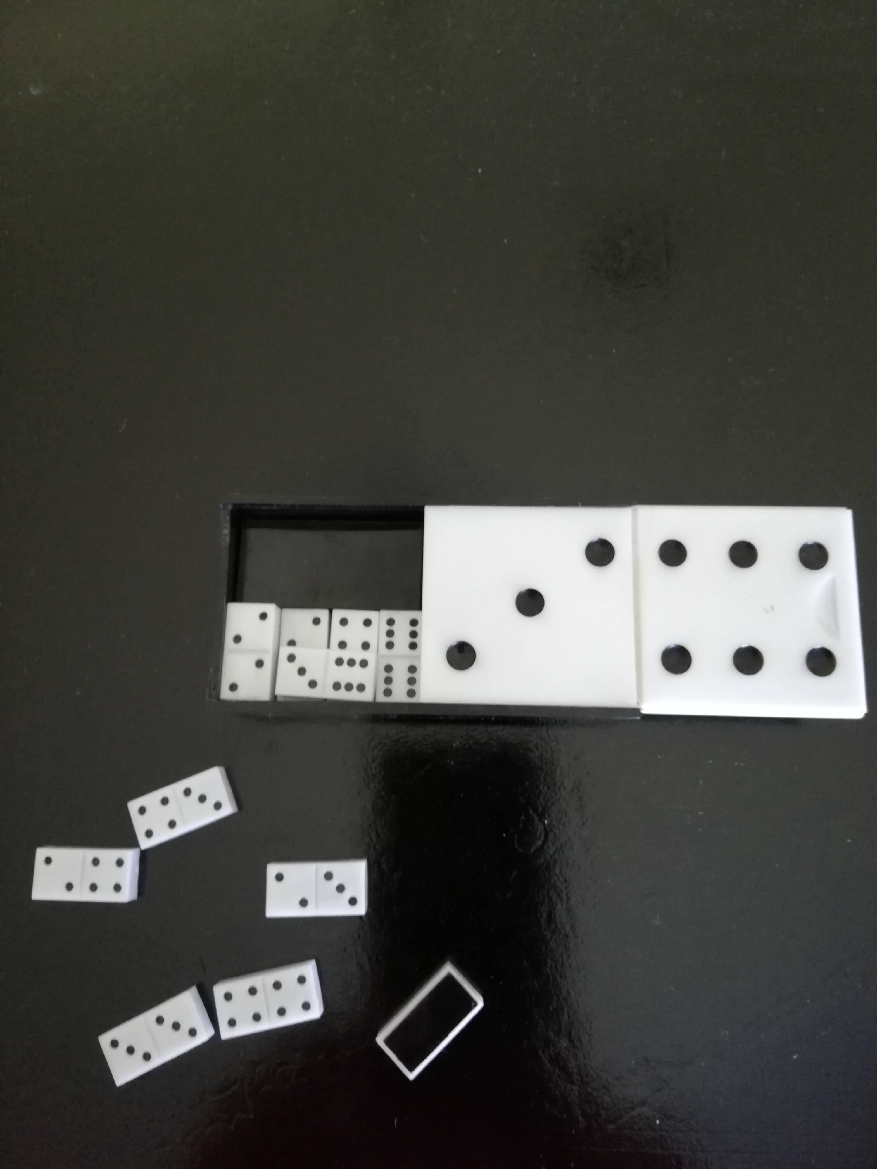 Jeux complet de Dominos Miniatures En Boîte Noir Et Blanc.