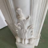 Cheminée de style Louis XV en marbre blanc de Carrare XIX siècle