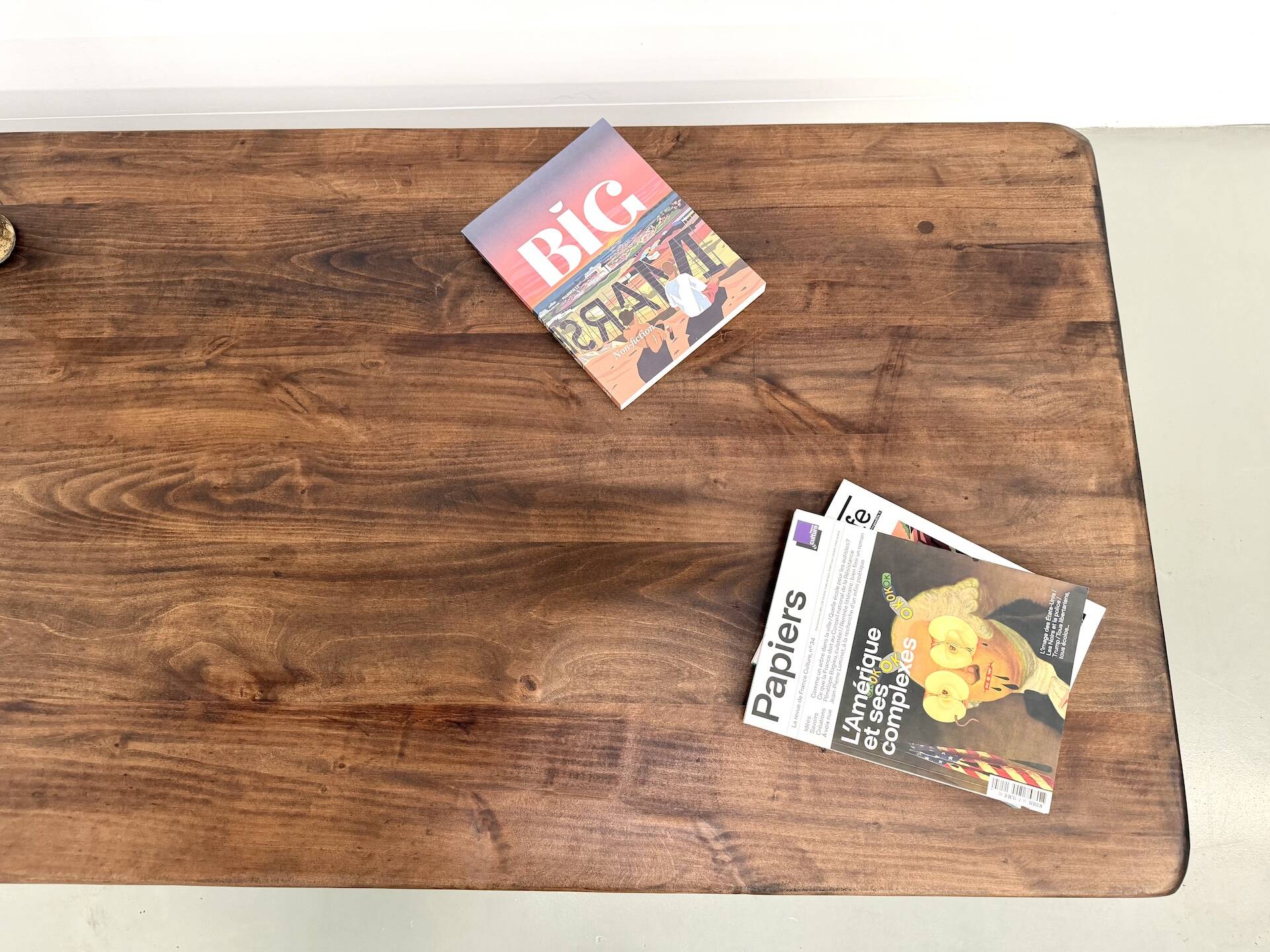 Modernist coffee table in solid elm, cylindrical pine base, 1970s.