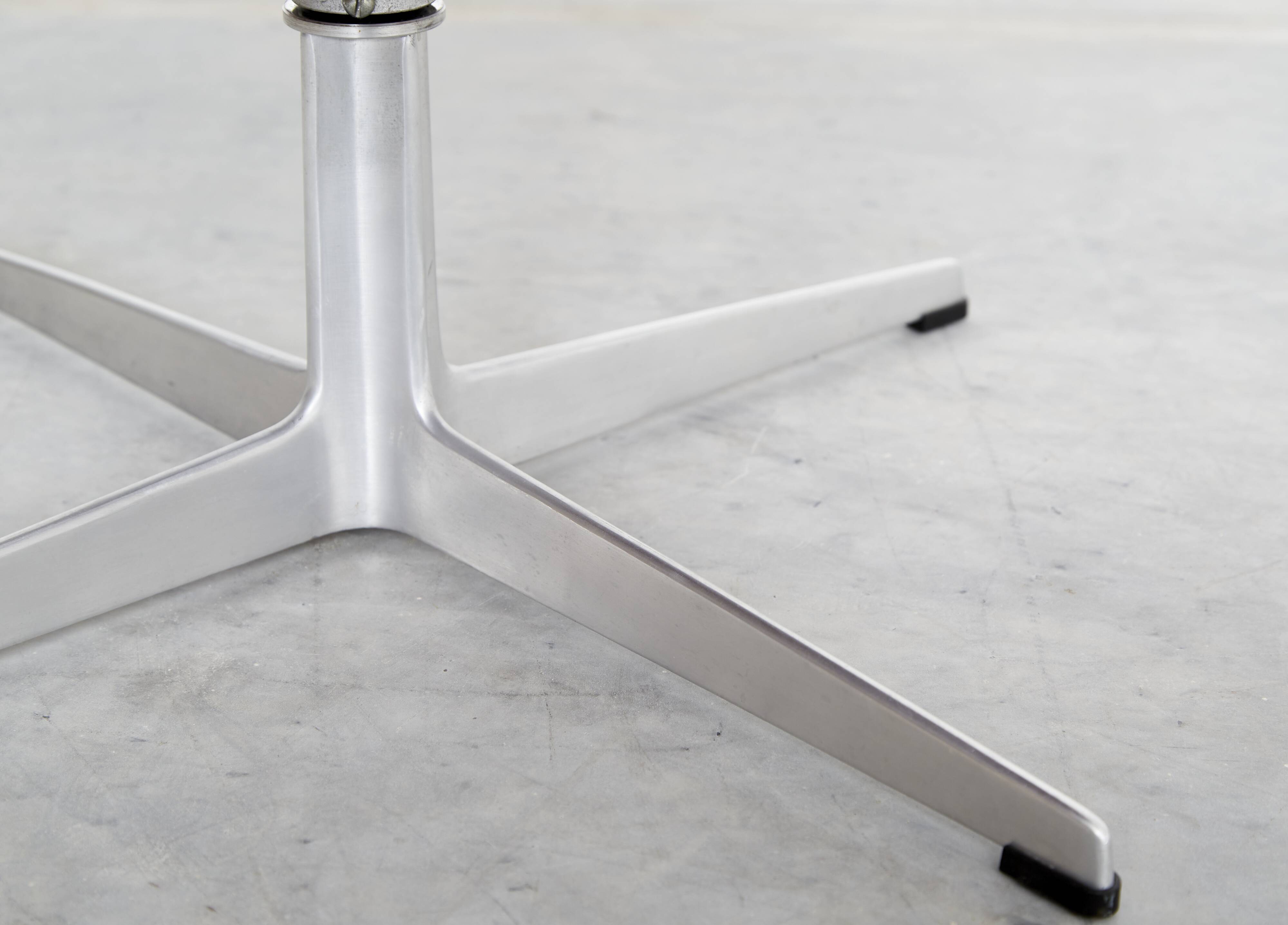 Arne Jacobsen Swan Chair for Fritz Hansen