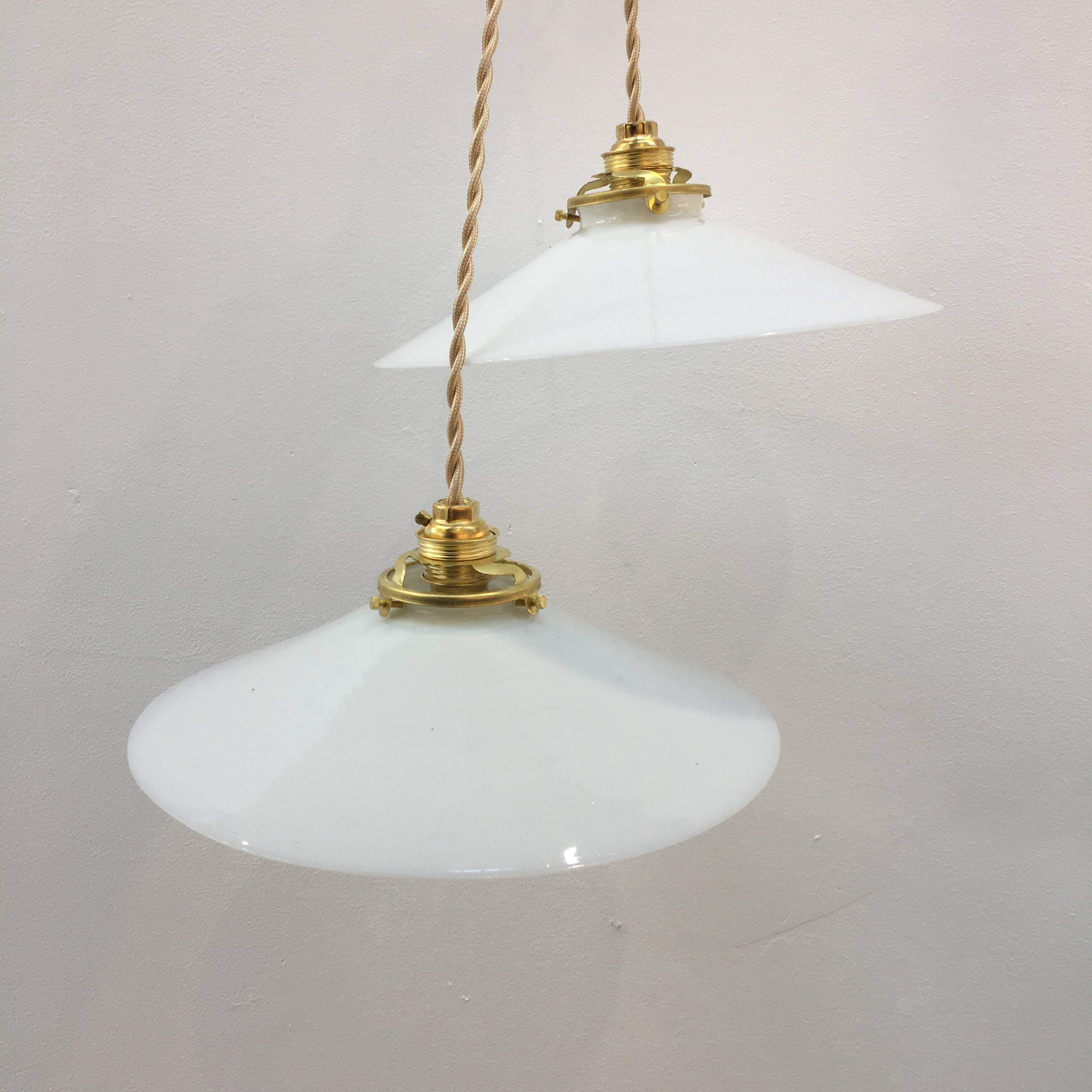Série de deux suspensions vintage en opaline blanche