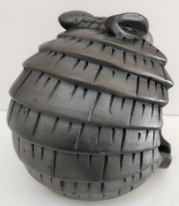 Cendrier zoomorphe tatou céramique noire signé