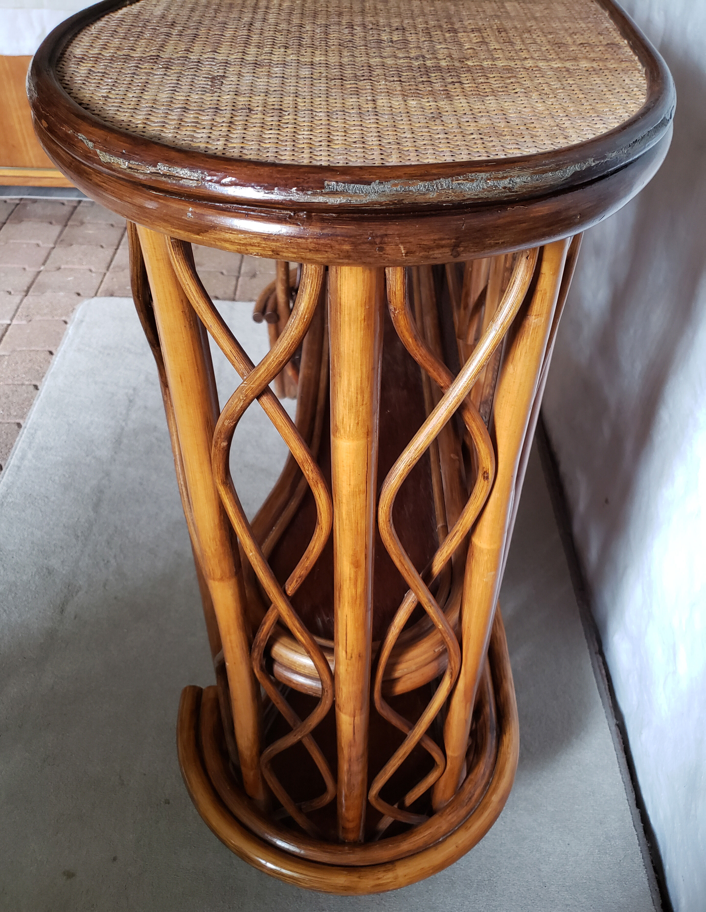 Bamboo bar and its 2 stools