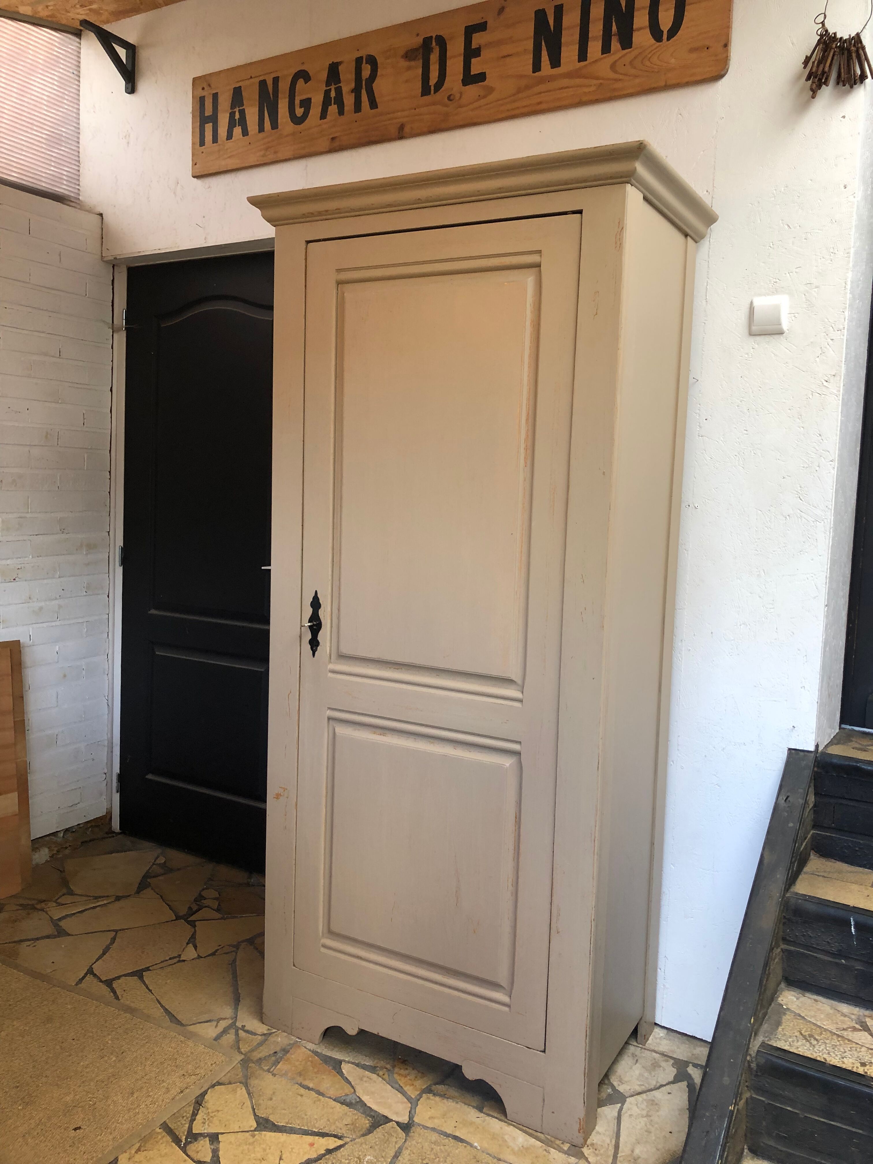 Wardrobe / hosiery maker