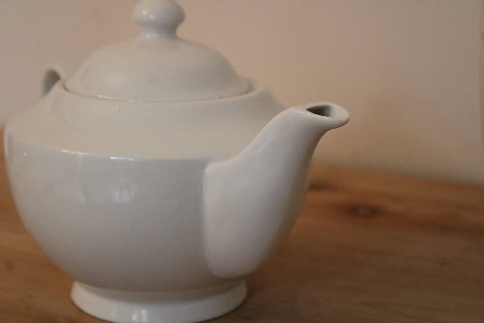White ceramic teapot with glaze – Round shape and matching lid