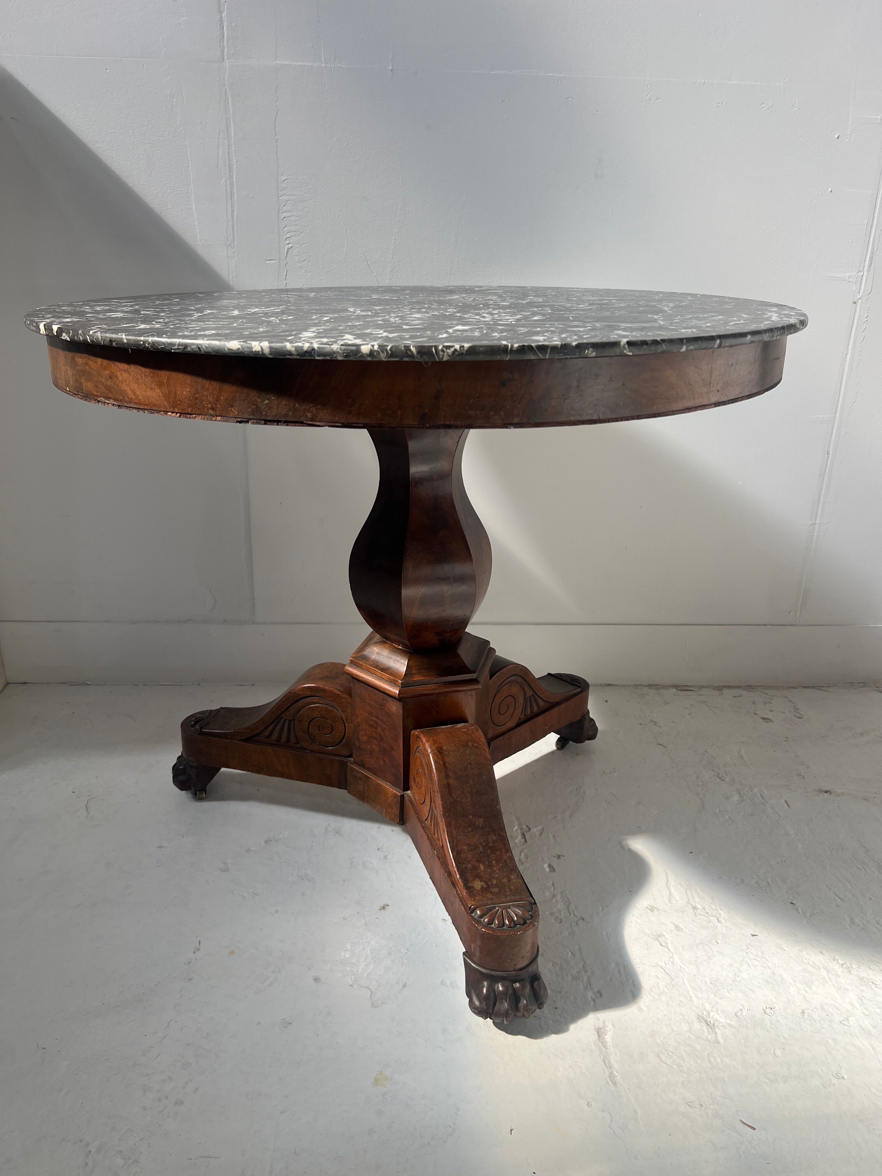 Empire-style mahogany and veneer guéridon, 19th century.