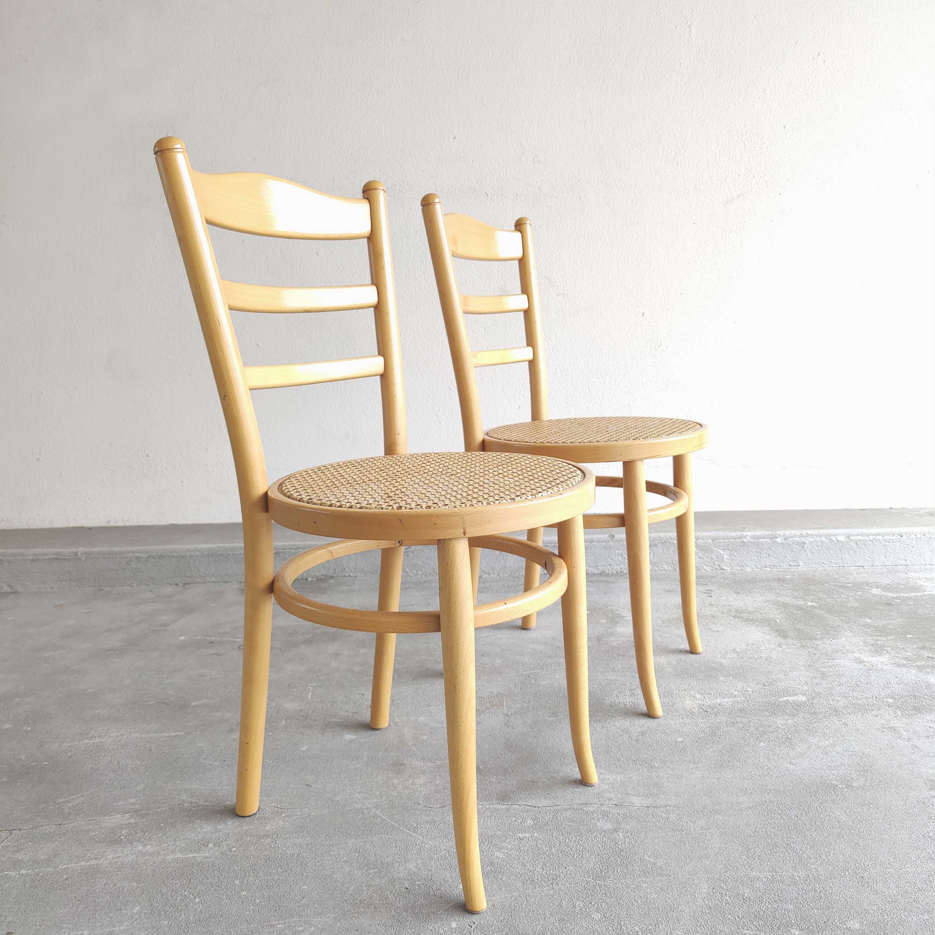 Paire chaises Baumann bois clair et cannage