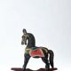 Cheval à bascule en bois ancien