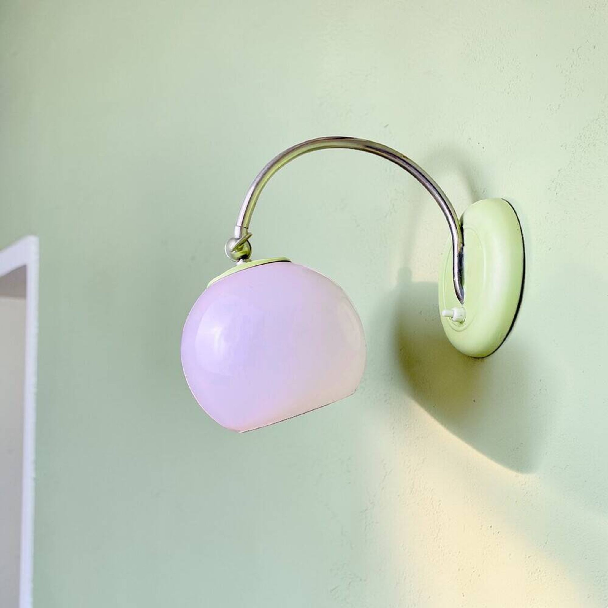 Lampe de table ou applique murale en verre rose des années 60