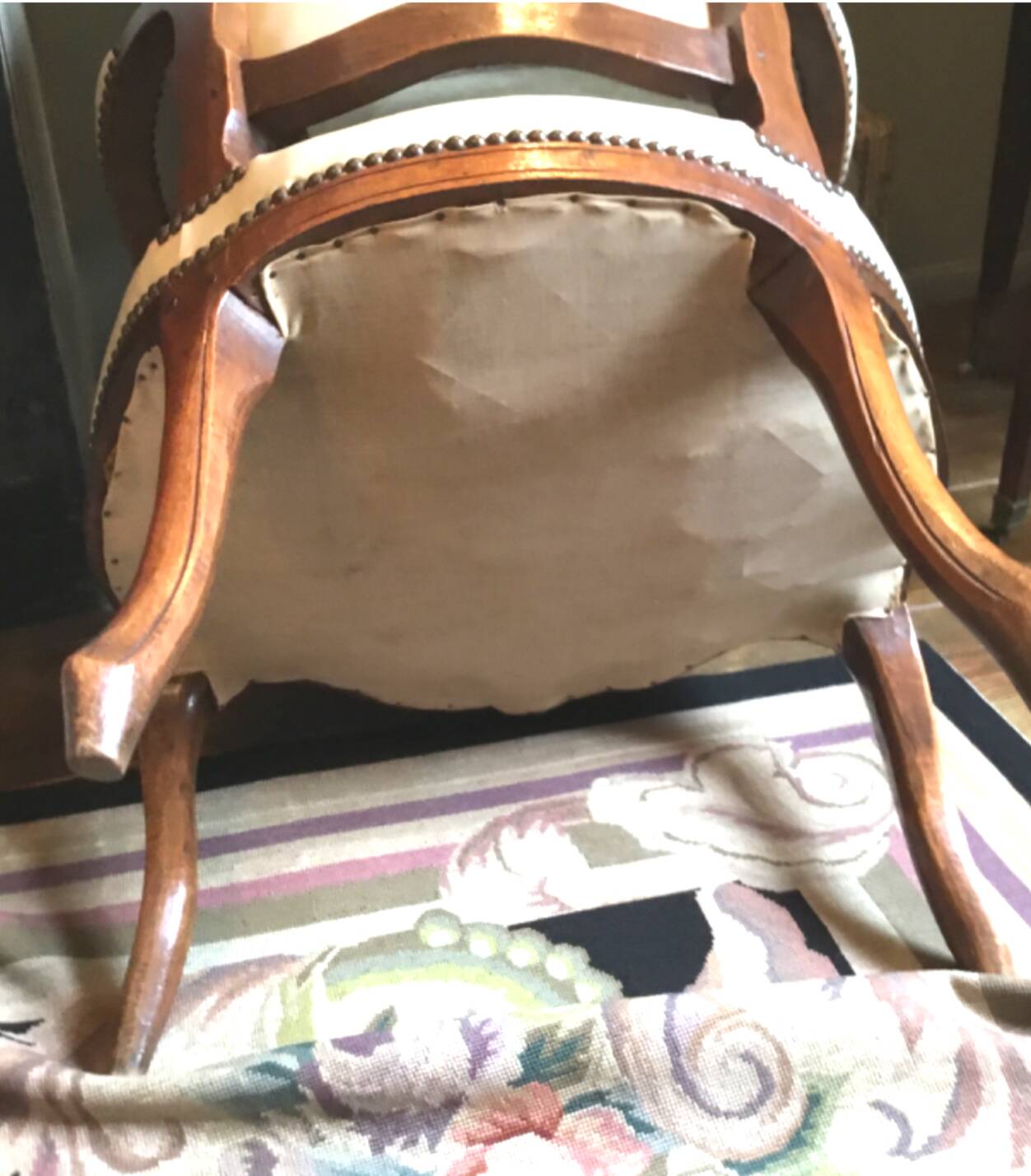 Louis XV period armchair in natural wood with convertible back carved with flowers