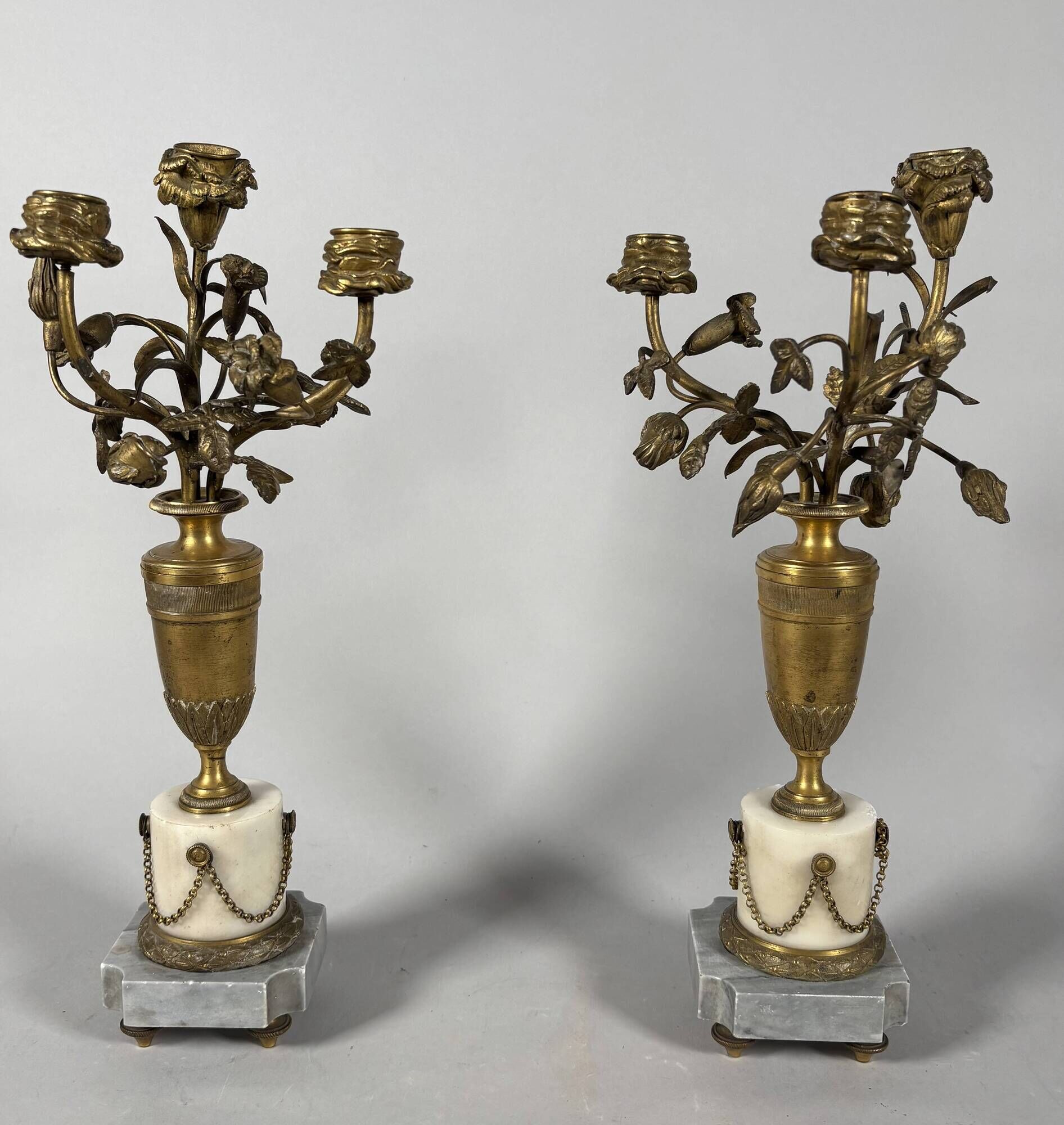 Pair of candelabra vases with flowers in marble and bronze, 19th century.